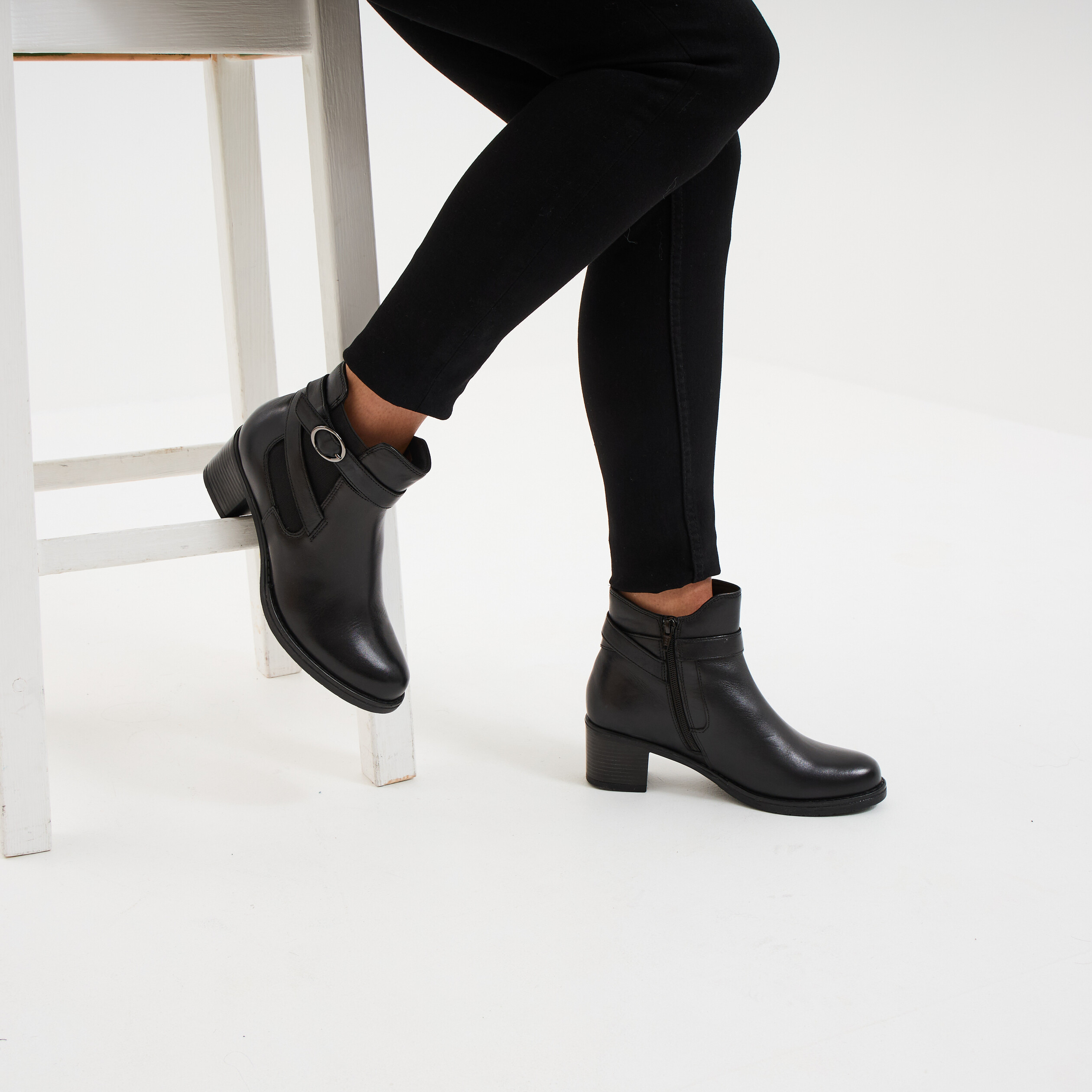 Bottines avec boucles en cuir noir femme