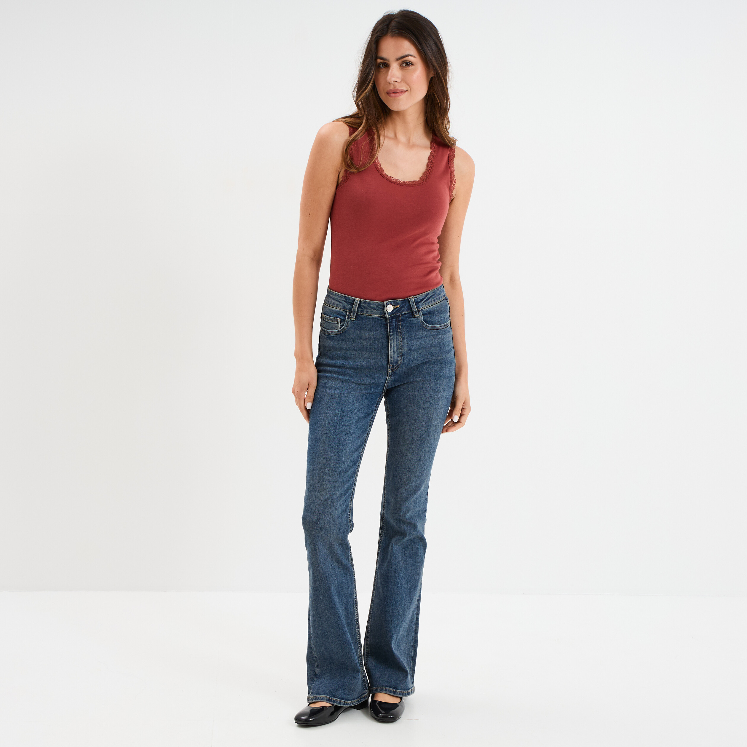 D&eacute;bardeur coton bords dentelle rouge fonc&eacute; femme