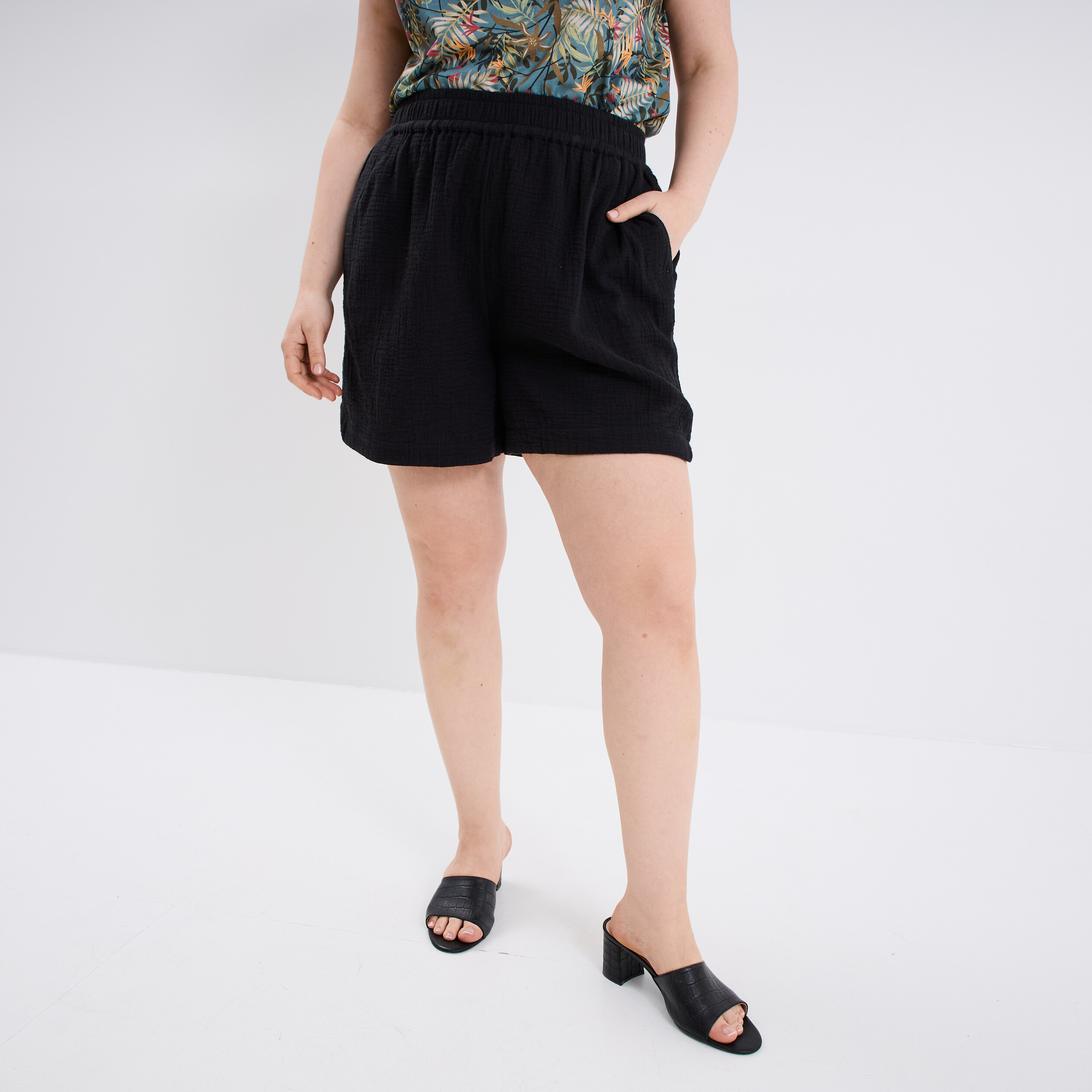 short droit elastique gaze de coton noir femmegt Short droit élastiqué gaze de coton noir femme grande taille