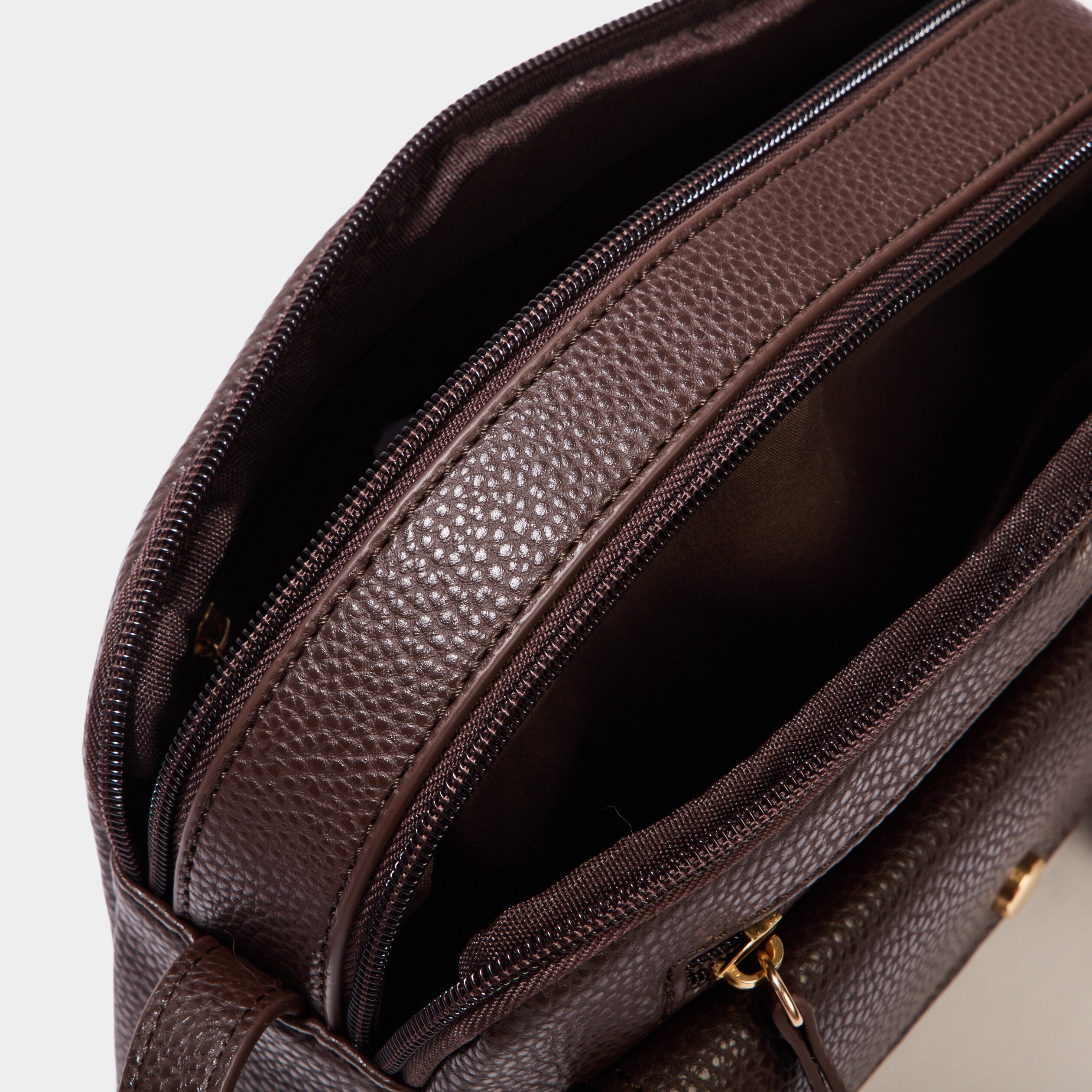 sac pochette avec poche a rabat marron fonce femme Sac pochette avec poche à rabat marron foncé femme