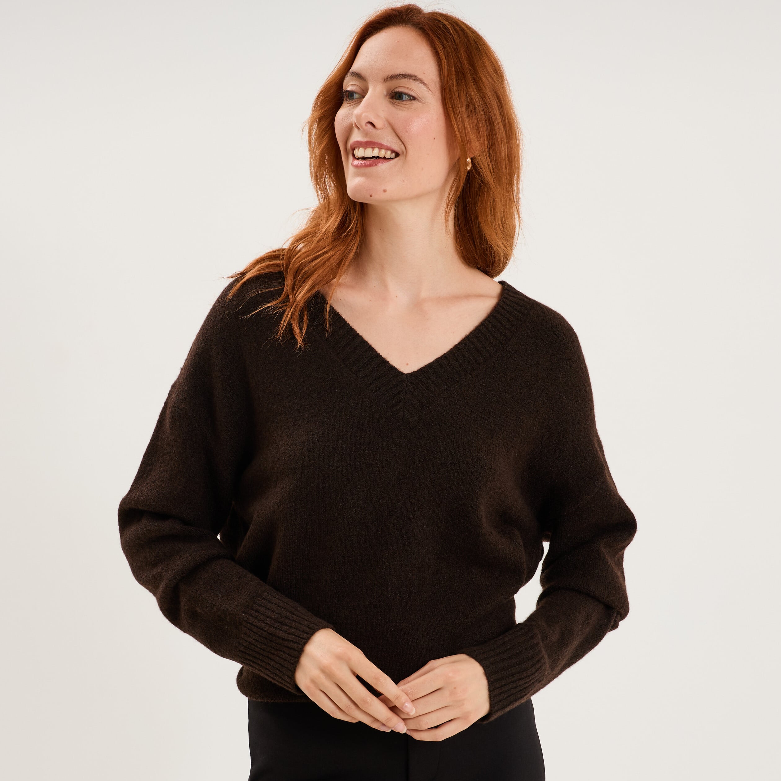 Pull col en V manches longues marron fonc&eacute; femme