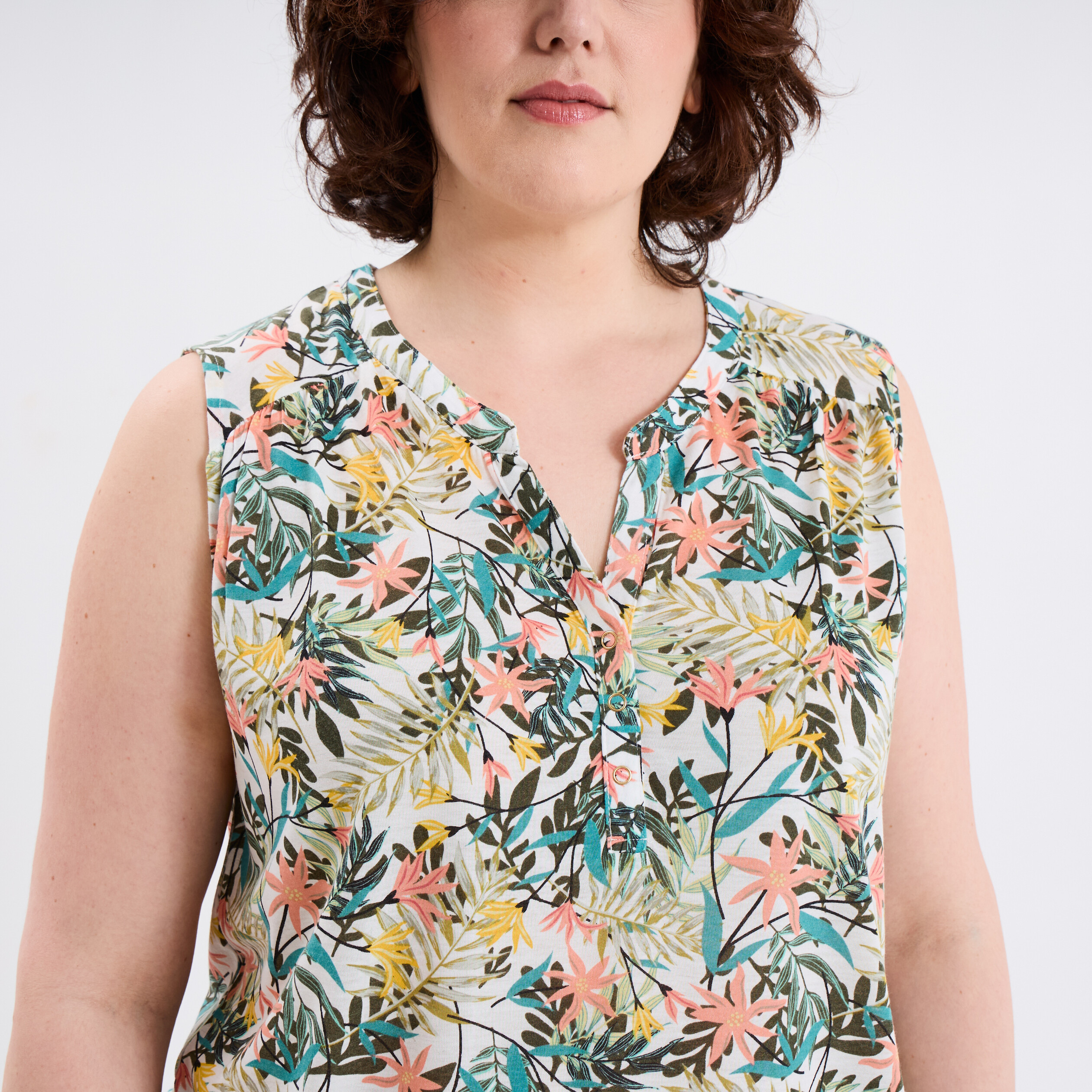 blouse ajustee col tunisien blanc femmegt Blouse ajustée col tunisien blanc femme grande taille