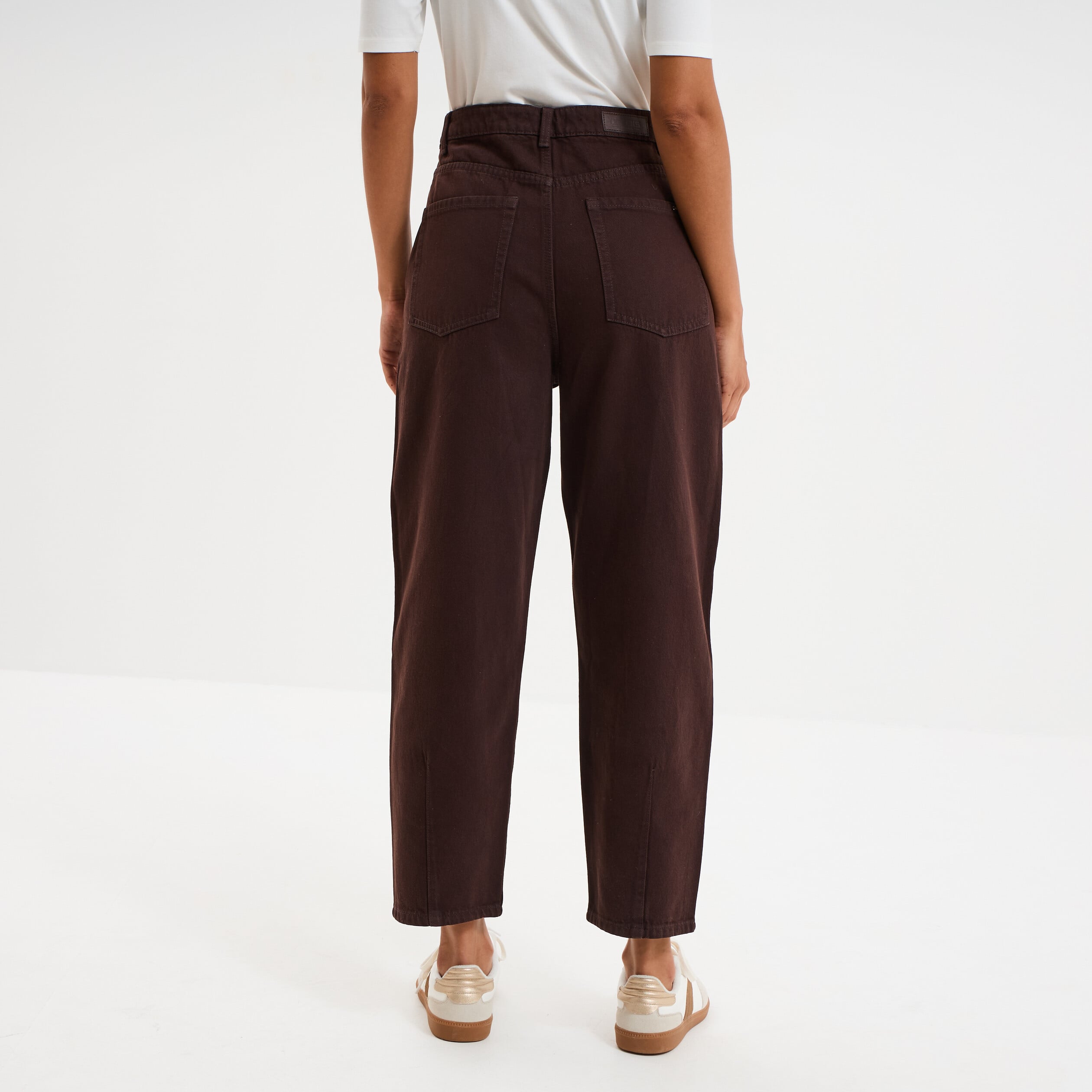 Jean balloon taille haute cropped coton marron fonc&eacute; femme