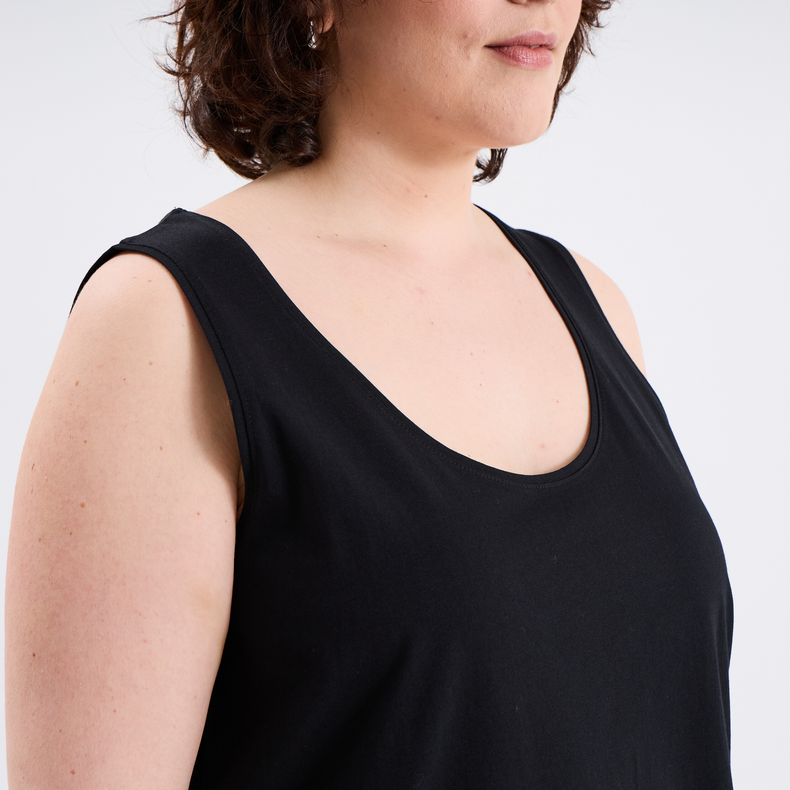 debardeur ajuste sans manches coton noir femmegt Débardeur ajusté sans manches coton noir femme grande taille
