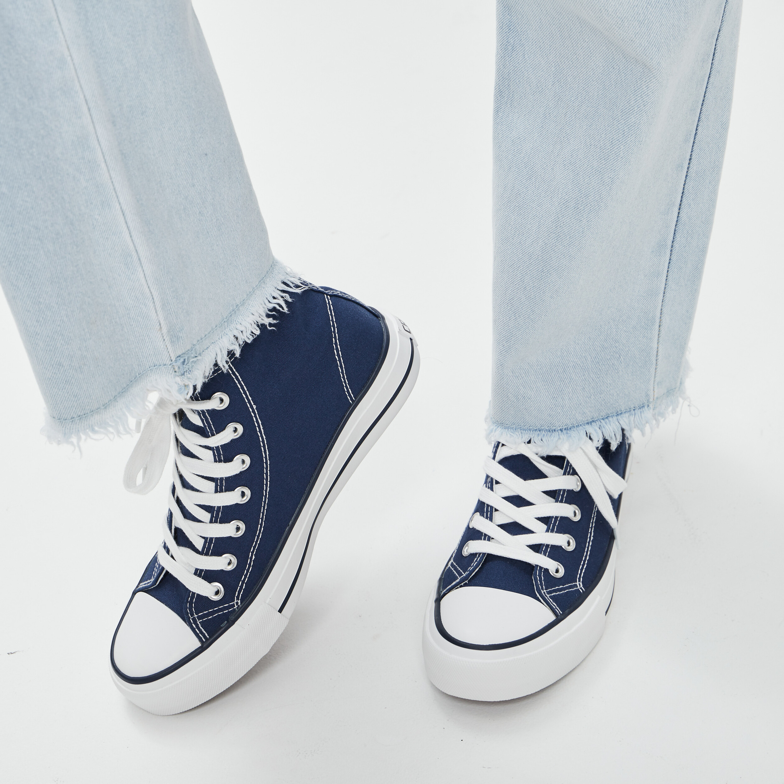 Tennis montantes &agrave; lacets en toile bleu marine femme