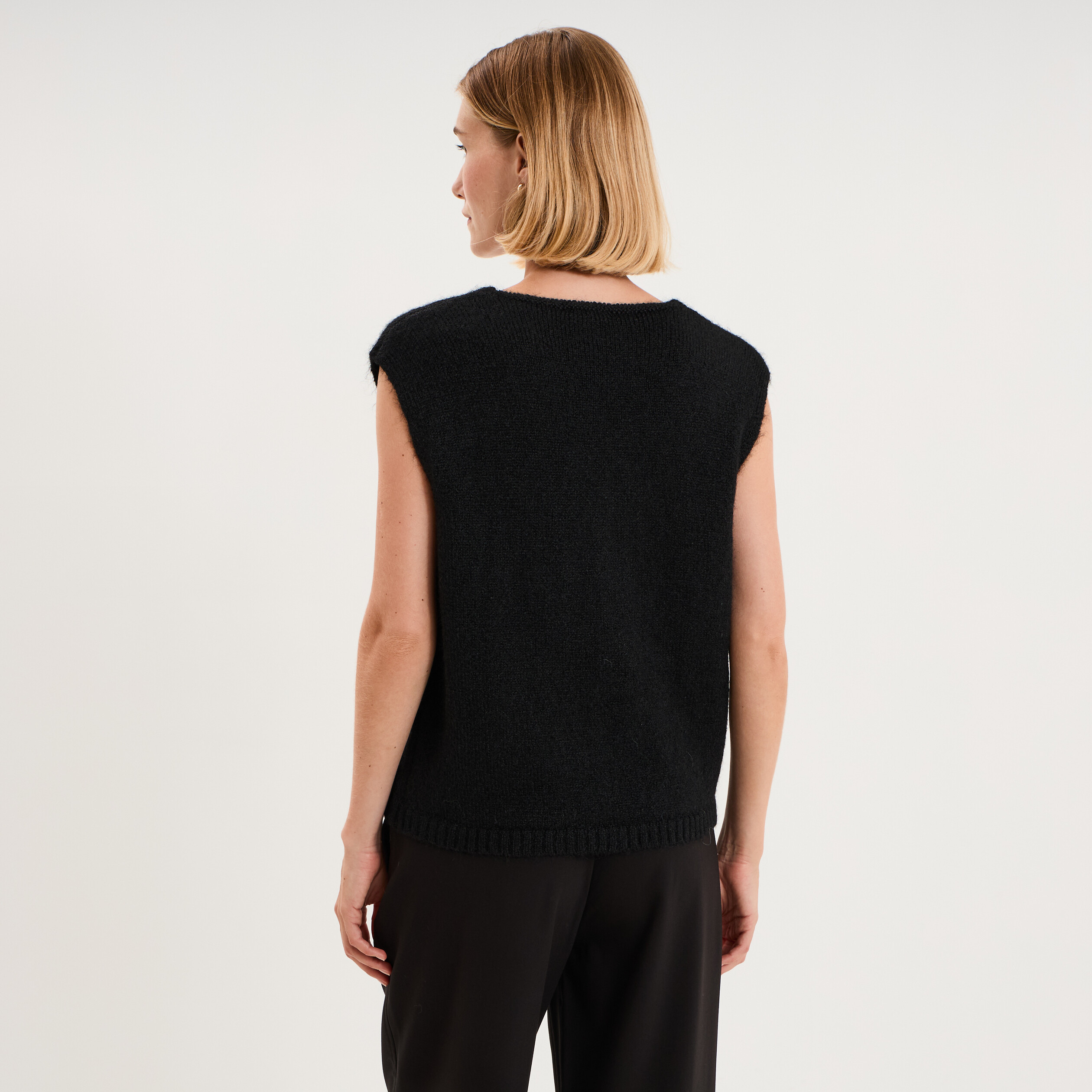 Gilet sans manches col V boutonn&eacute; noir femme