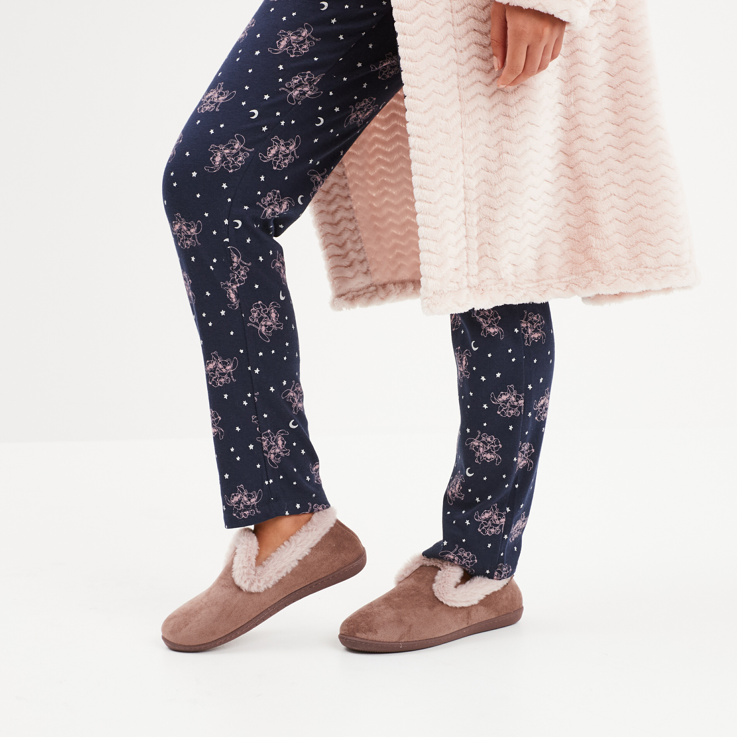 Chaussons fausse fourrure anti-d&eacute;rapants taupe femme