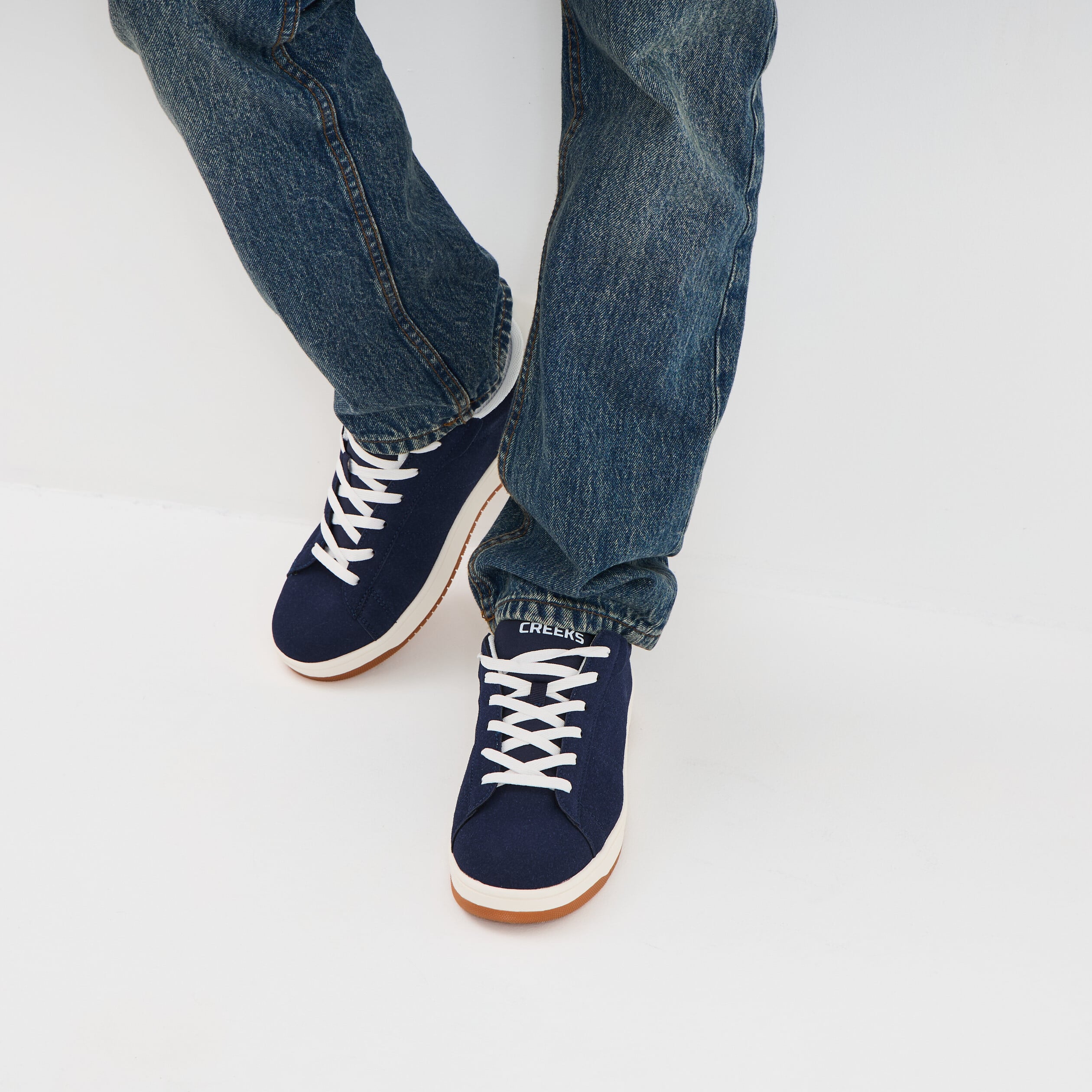 Tennis basses &agrave; lacets bleu marine homme