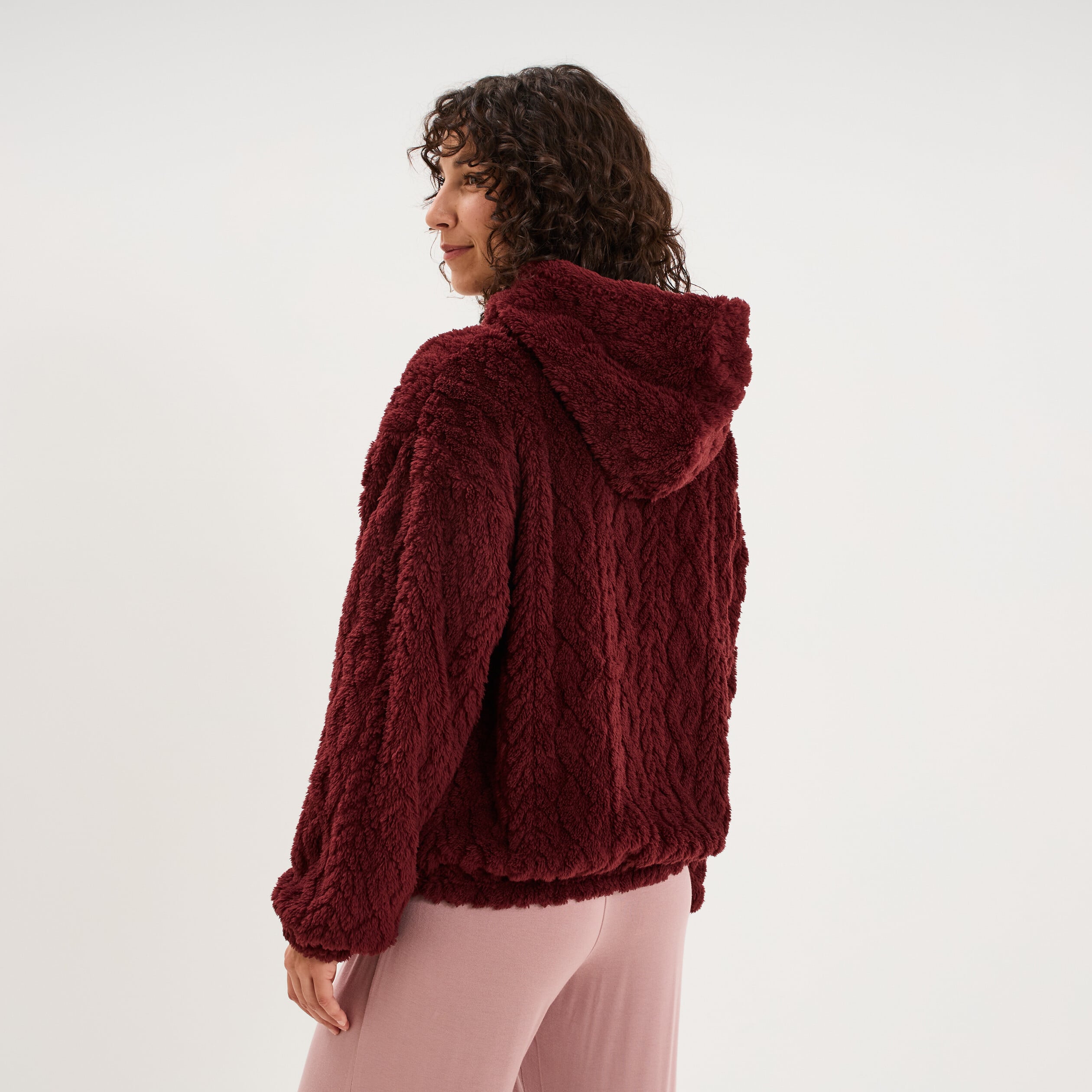 Veste fausse fourrure &agrave; capuche prune femme