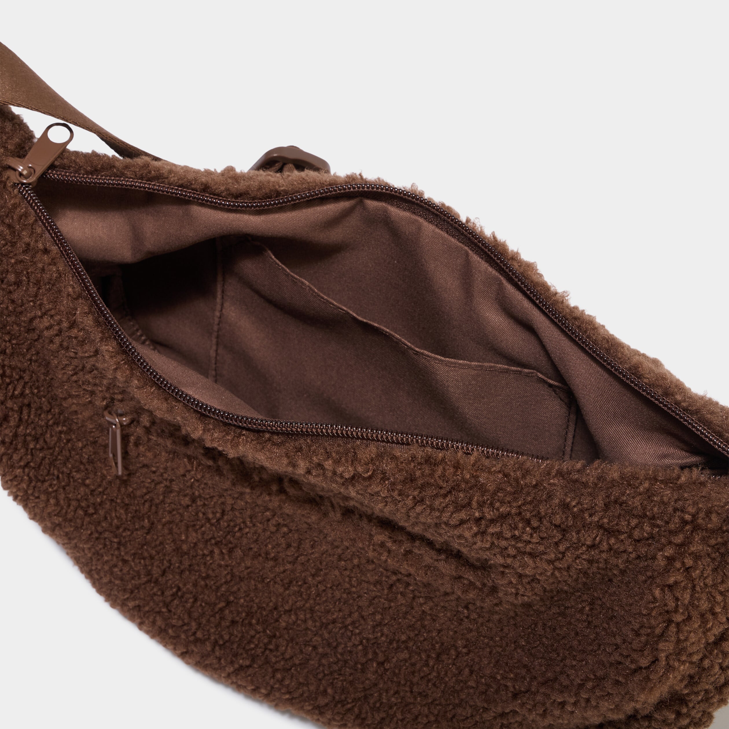 Sac banane effet polaire marron fonc&eacute; femme
