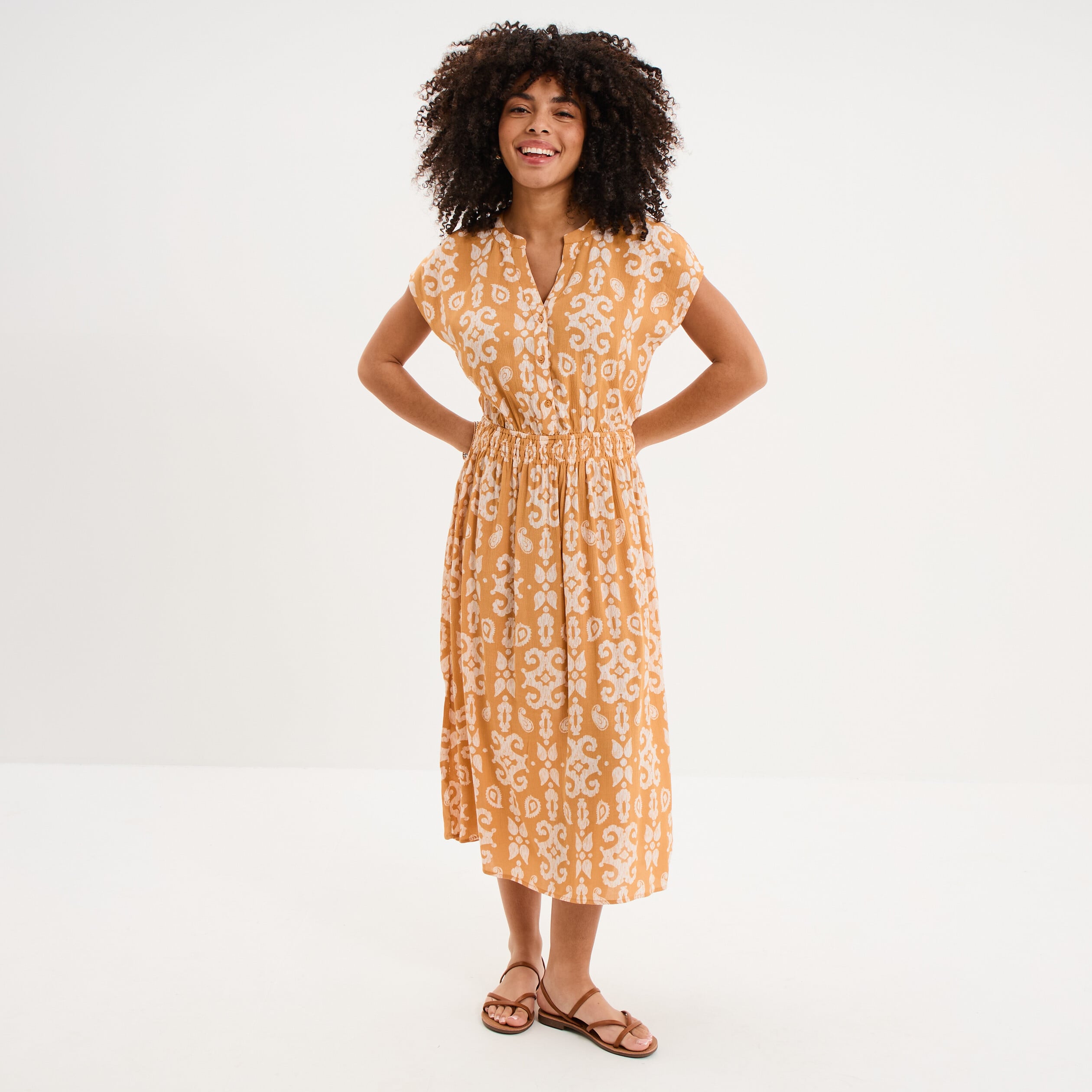 Robe longue cr&eacute;pon col tunisien jaune ocre femme