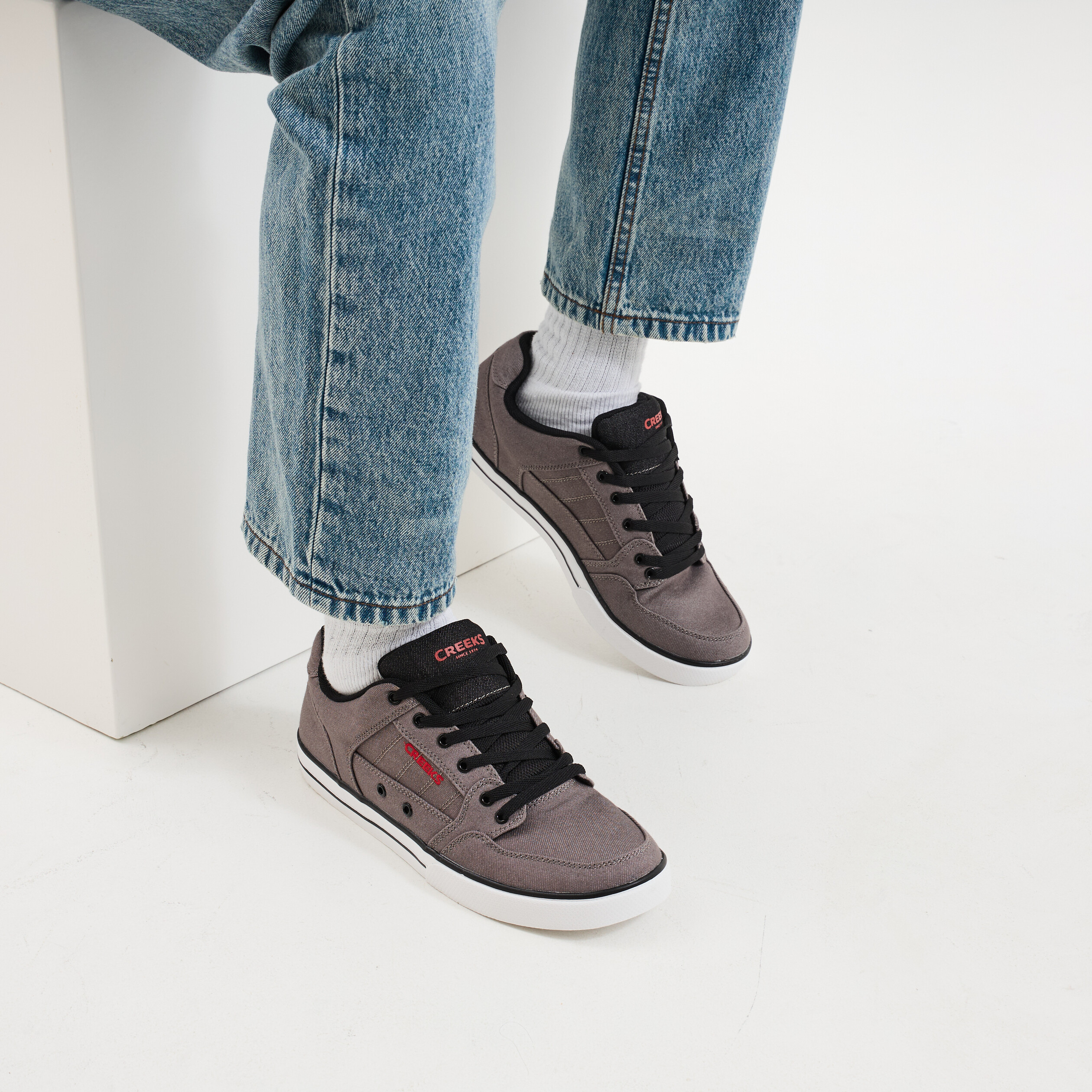tennis basses en toile a lacets gris homme Tennis basses en toile à lacets gris homme
