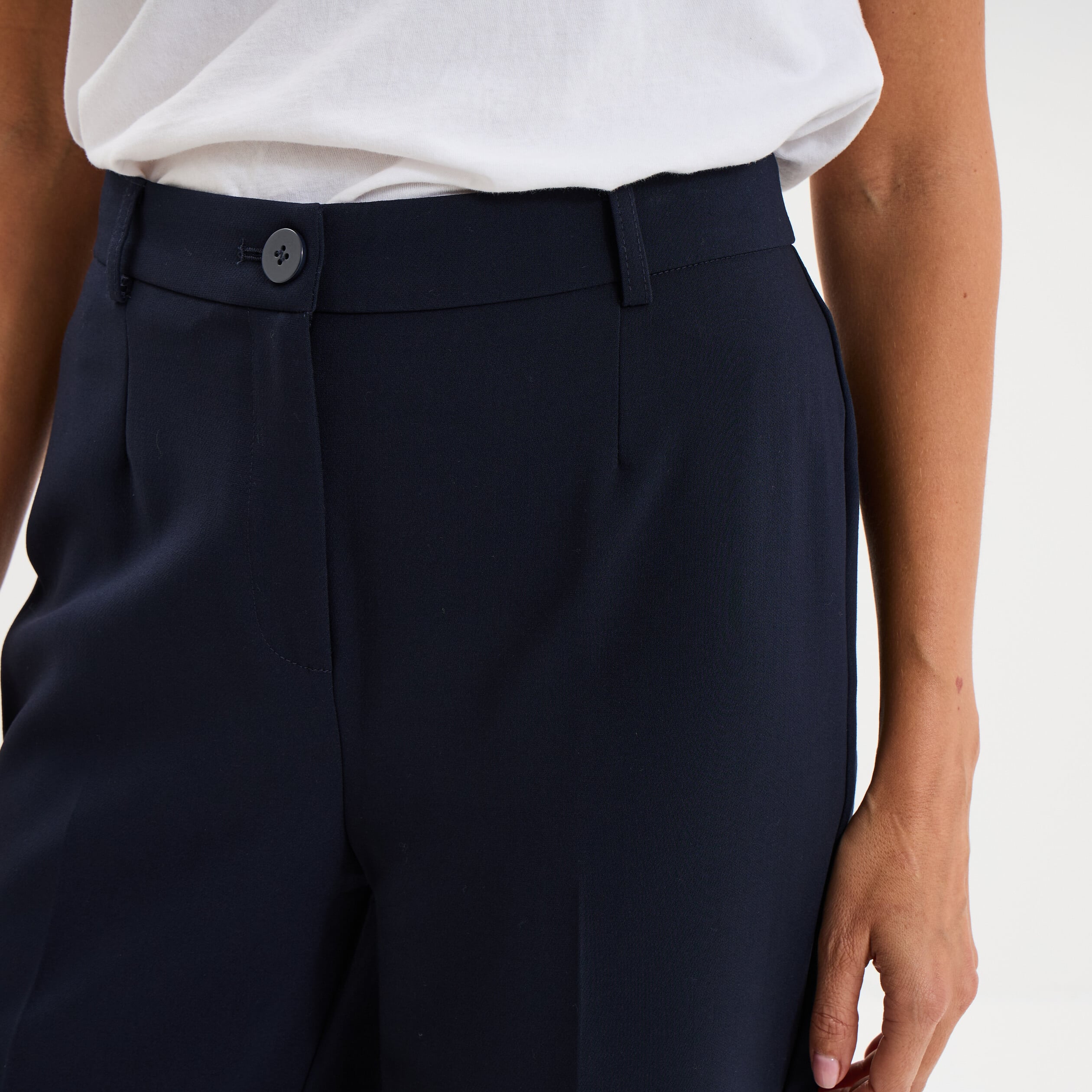 Pantalon taille haute droit avec pinces bleu fonc&eacute; femme