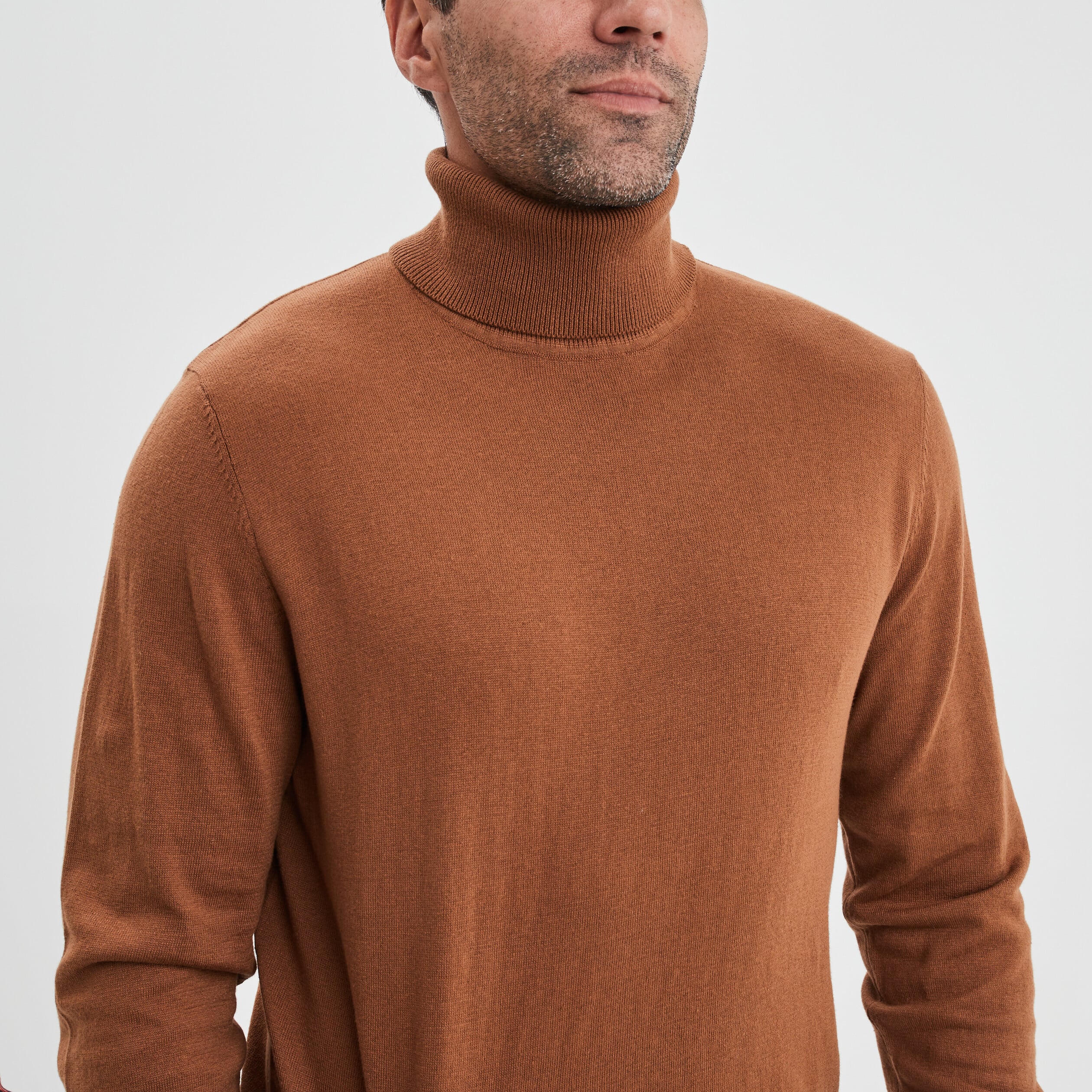 Pull avec col roul&eacute; camel homme