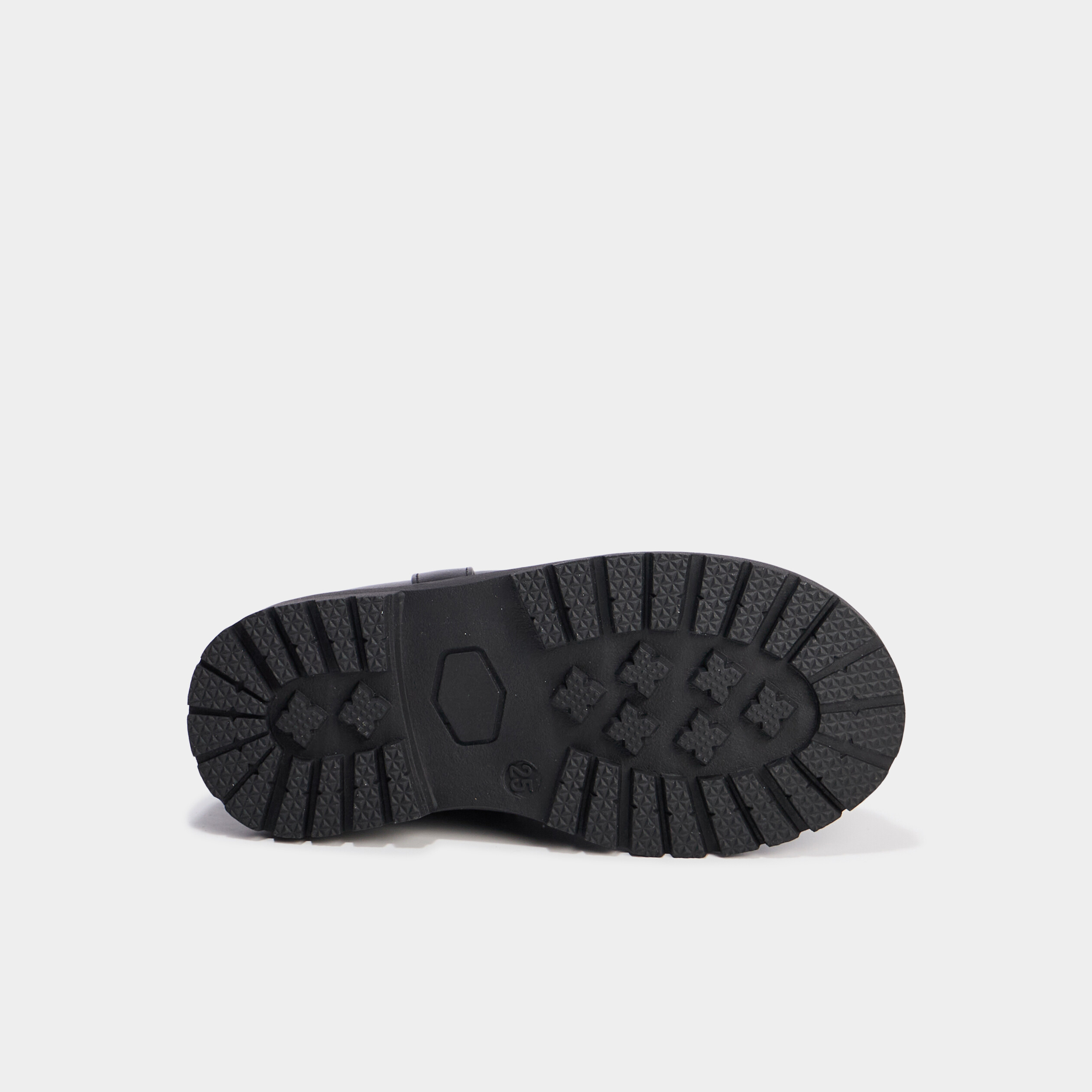 Bottines crantées avec clous coeurs noir fille