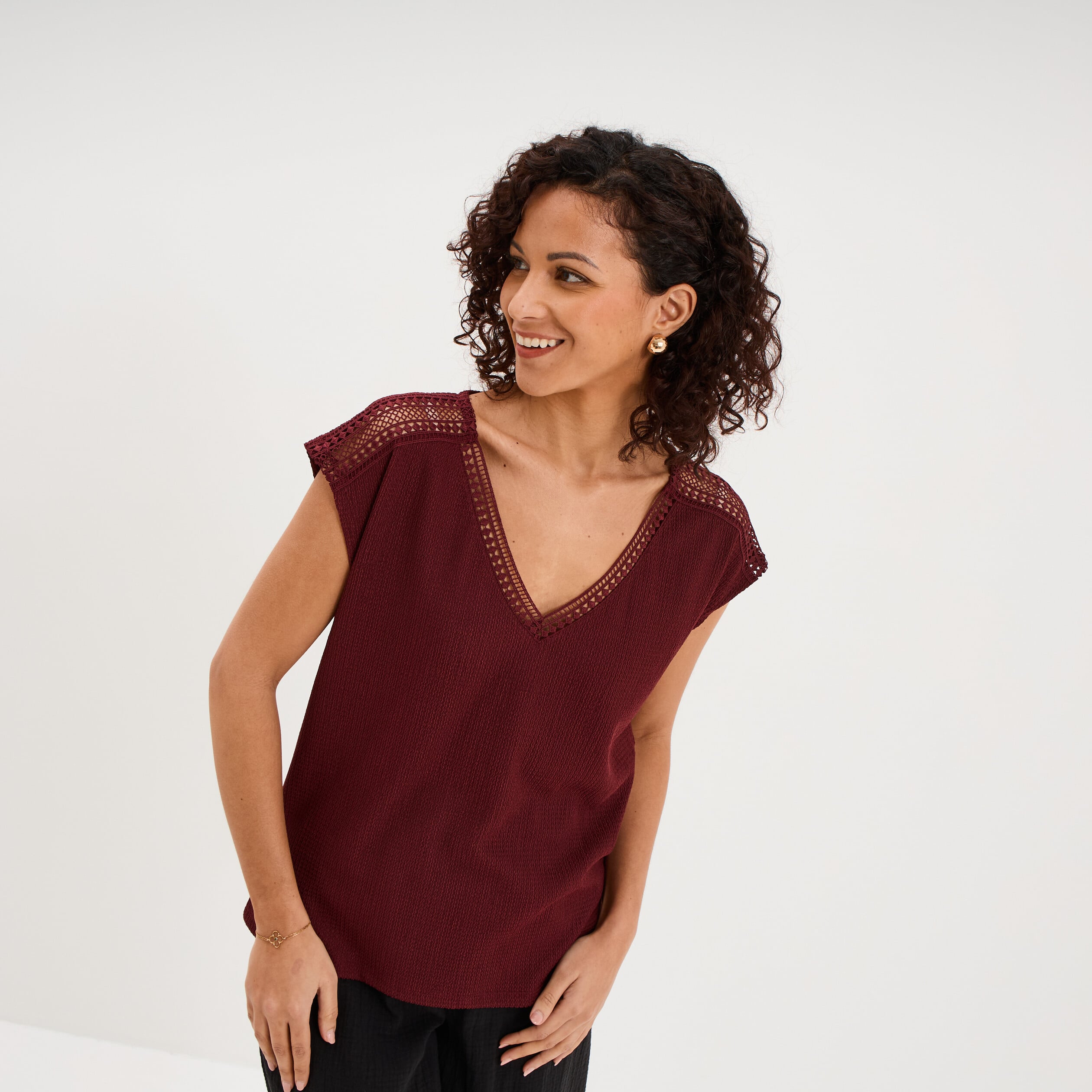 T-shirt col en V manches courtes bordeaux femme