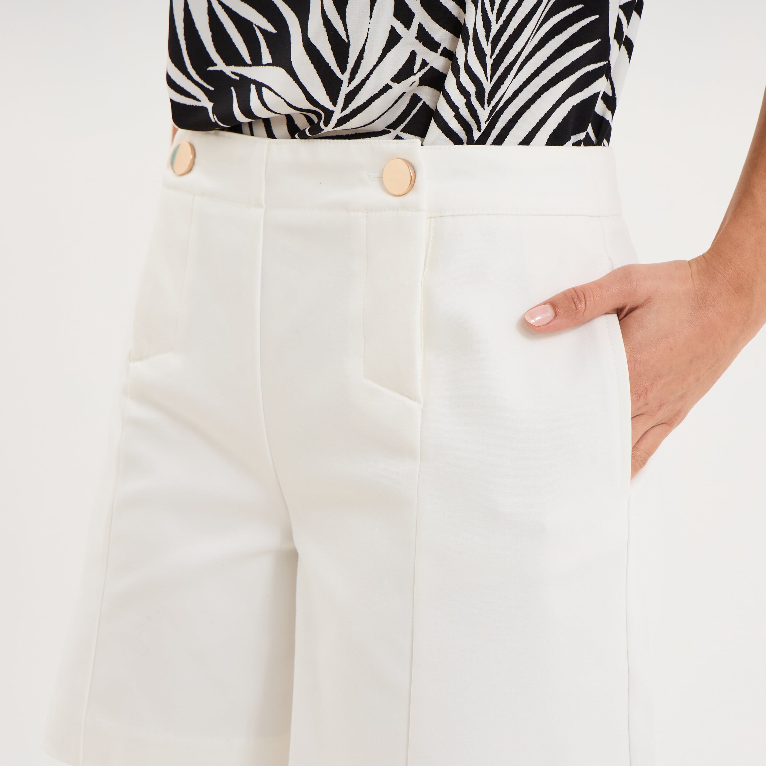 Short droit &agrave; pont blanc femme