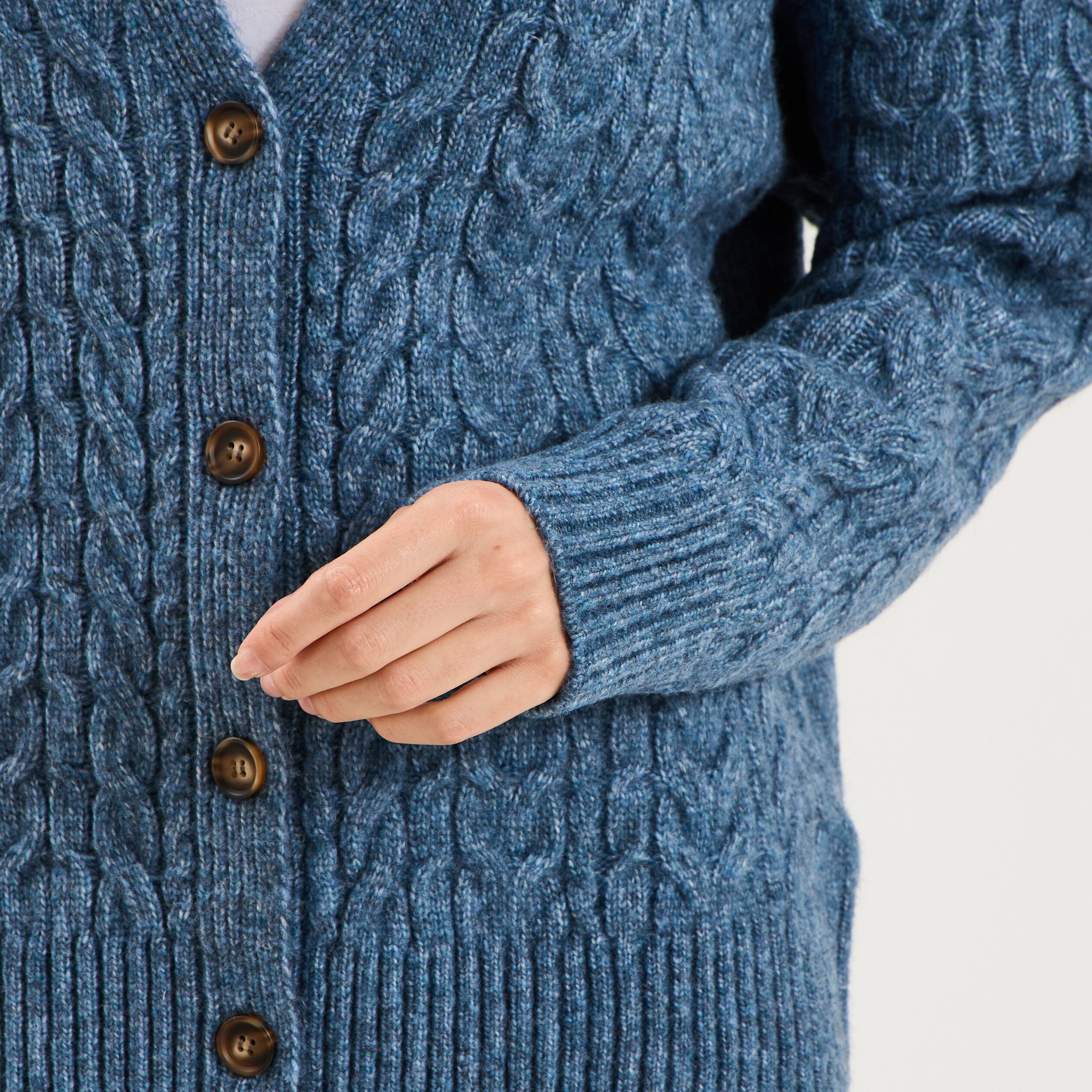Gilet ajust&eacute; col en V avec torsades bleu femme