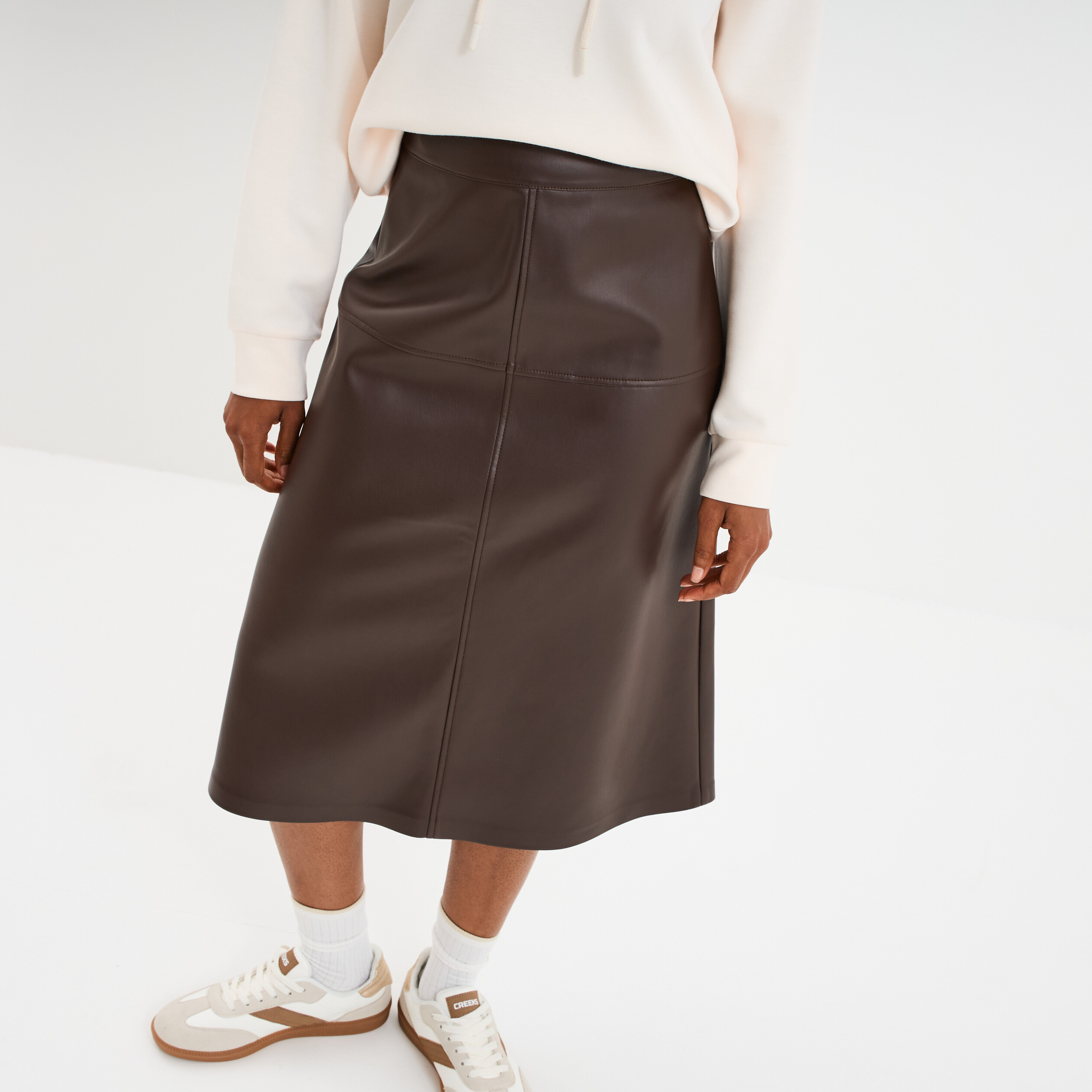 Jupe longue simili cuir trap&egrave;ze marron fonc&eacute; femme
