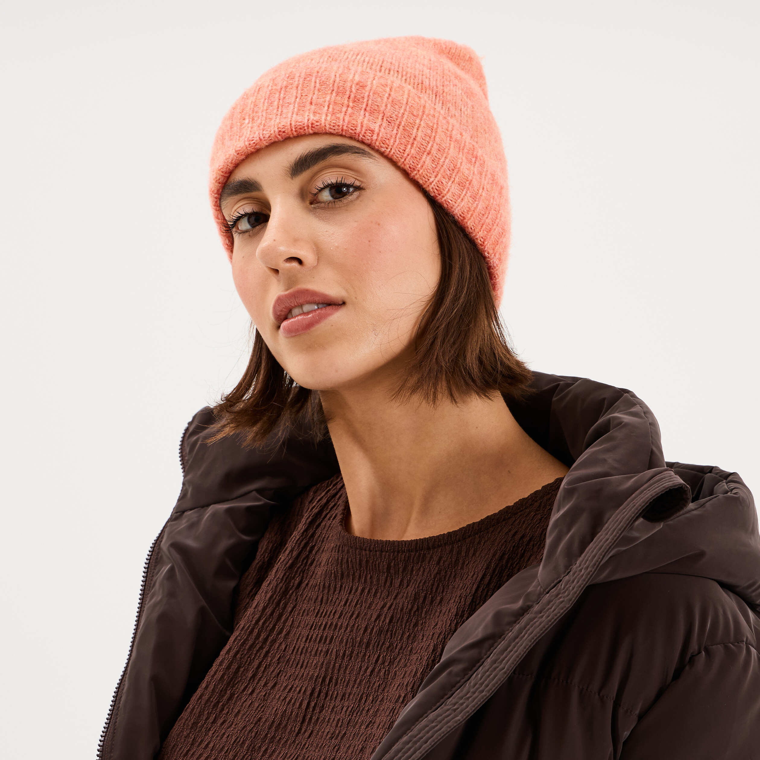 Bonnet maille c&ocirc;tel&eacute;e rose corail femme