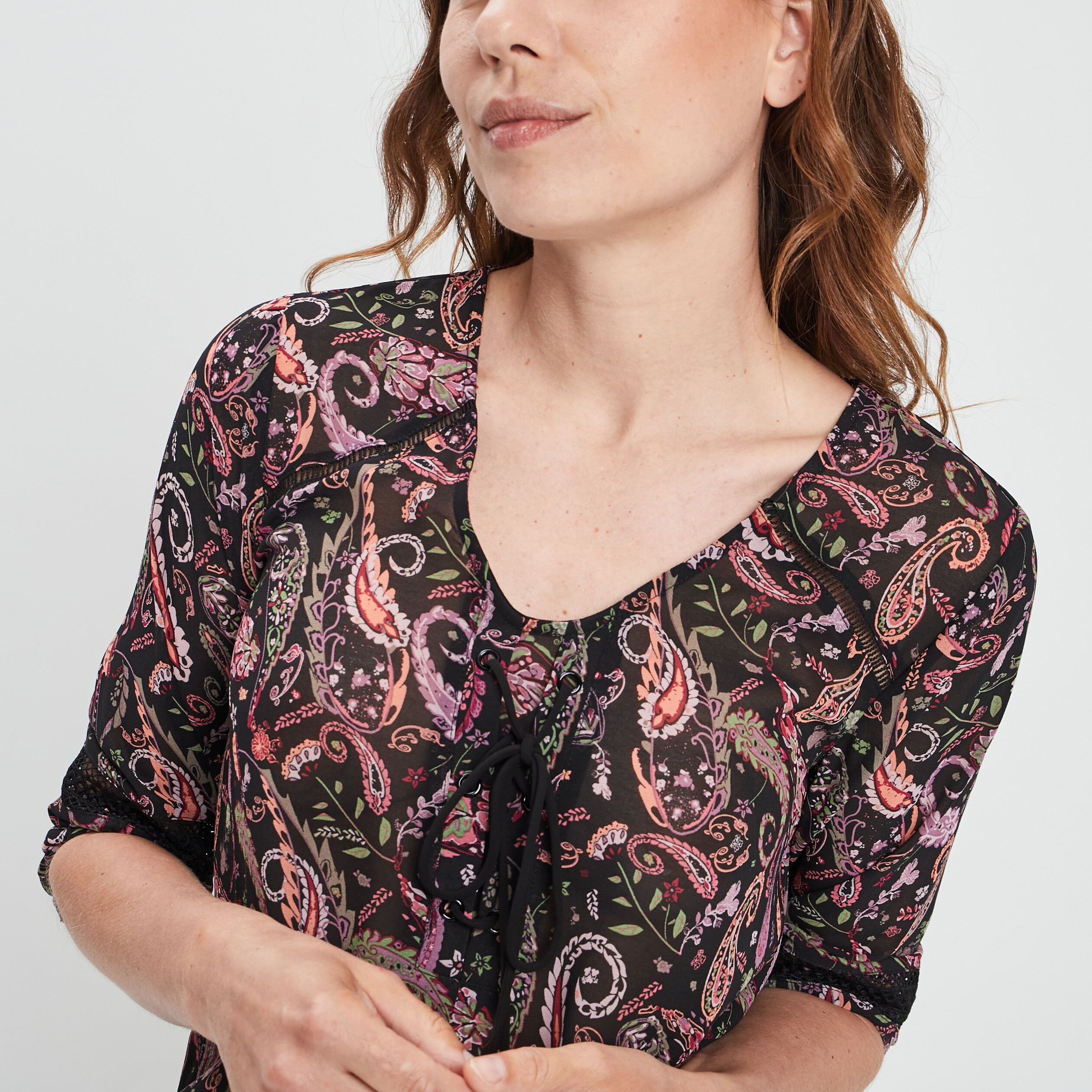 blouse manches 34 detail lacage noir femme Blouse manches 3/4 détail laçage noir femme