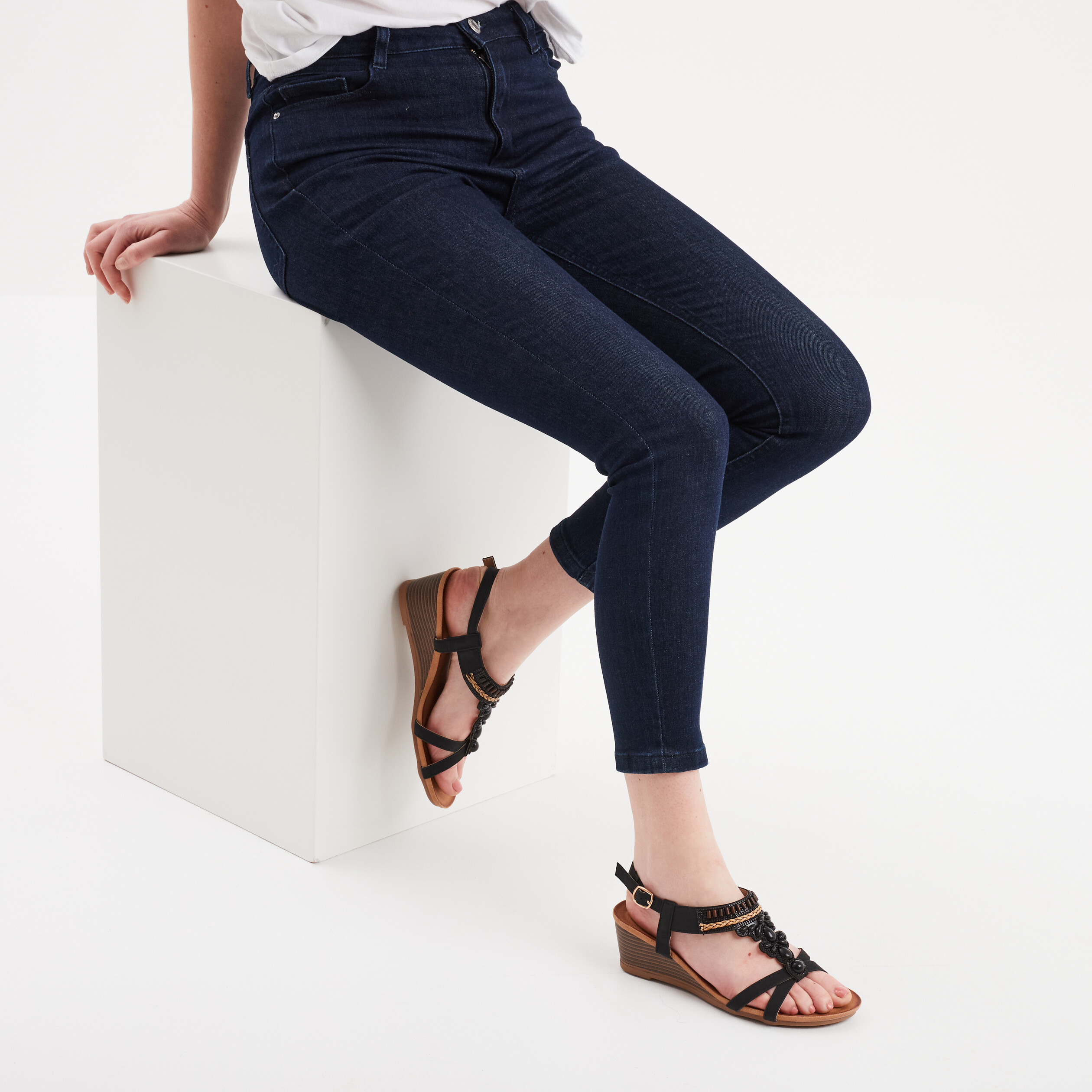 Sandales compens&eacute;es d&eacute;tails bijoux noir femme