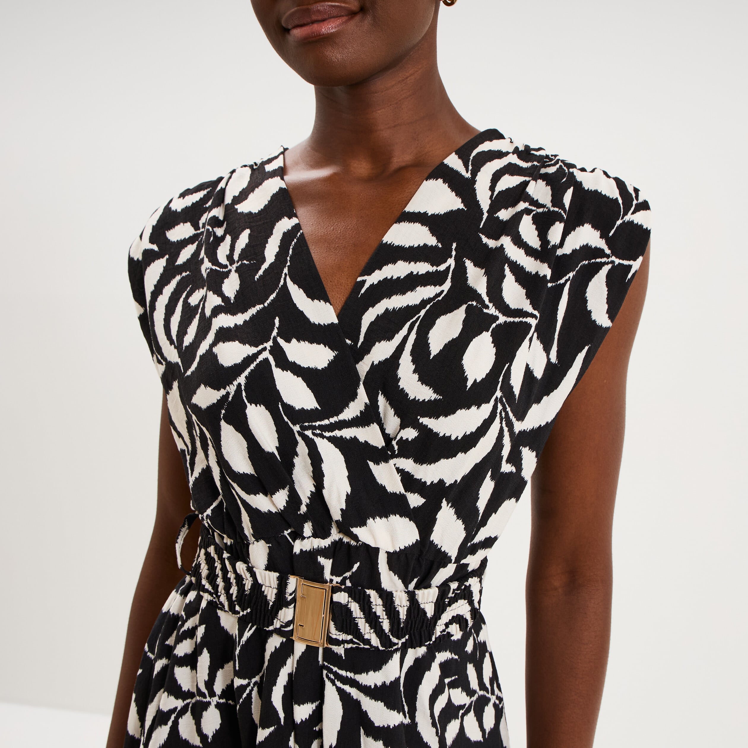 Robe longue cintr&eacute;e ceinture smock&eacute;e noir femme