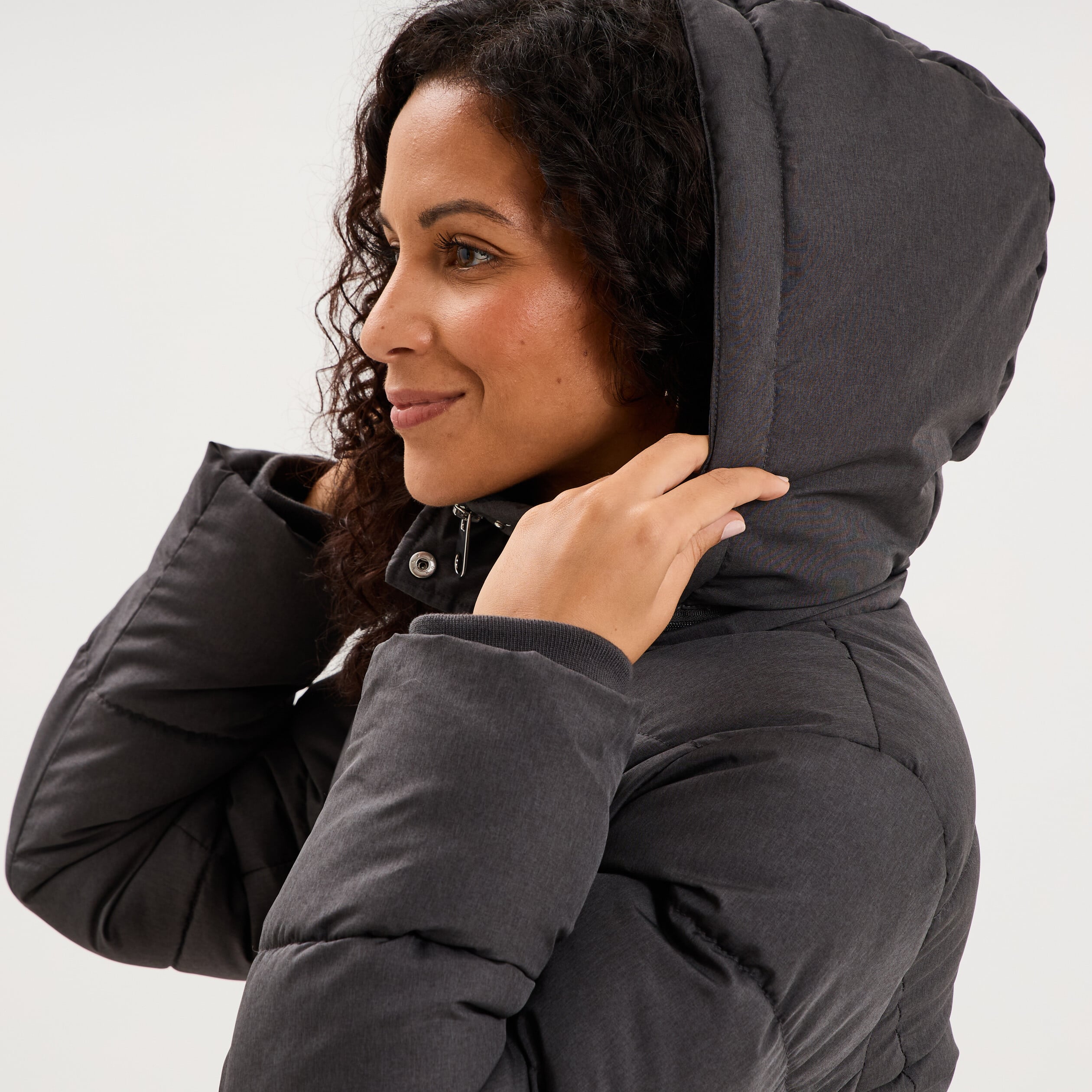 Doudoune mi-longue ceintur&eacute;e &agrave; capuche gris clair femme