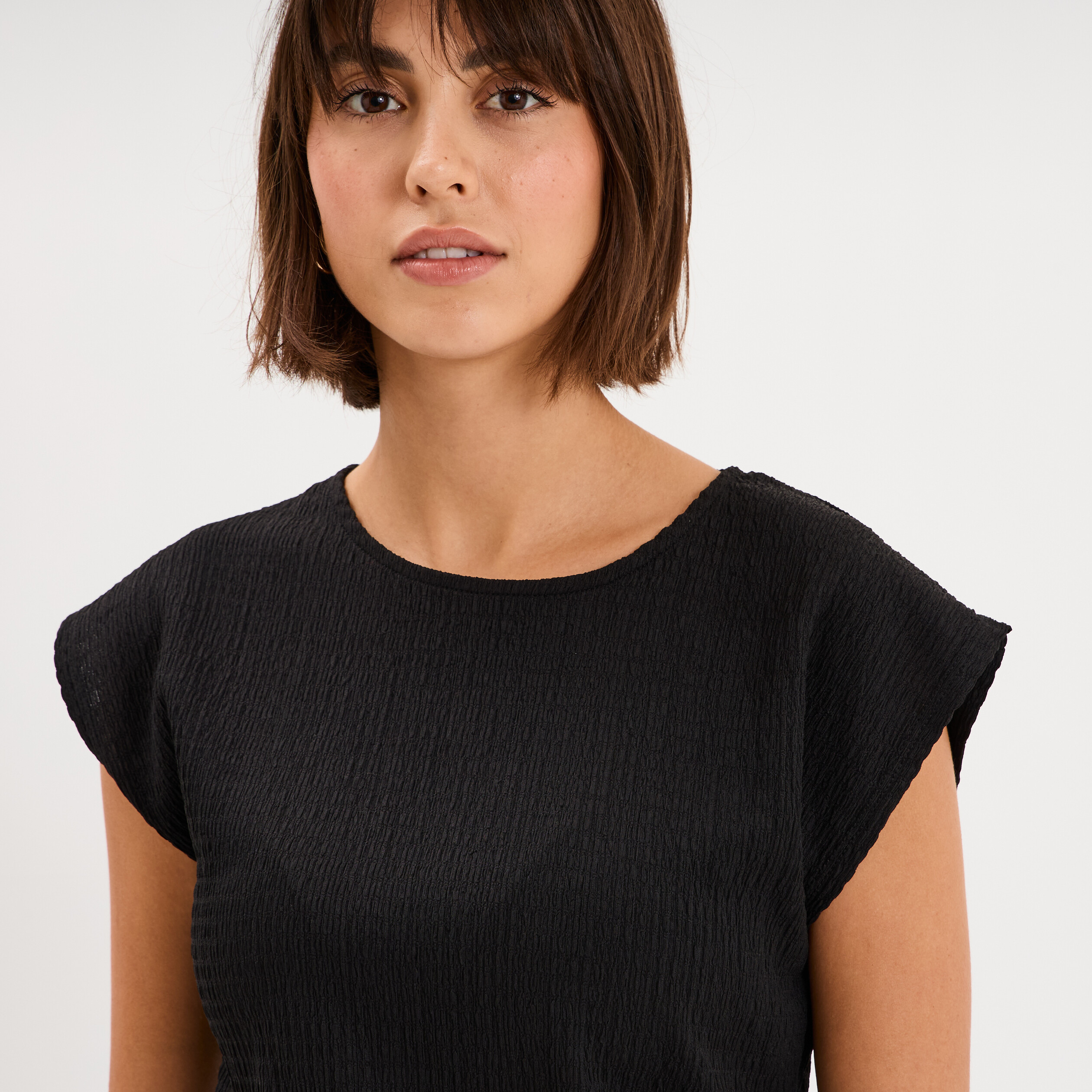 T-shirt fronc&eacute; gaufr&eacute; manches courtes noir femme