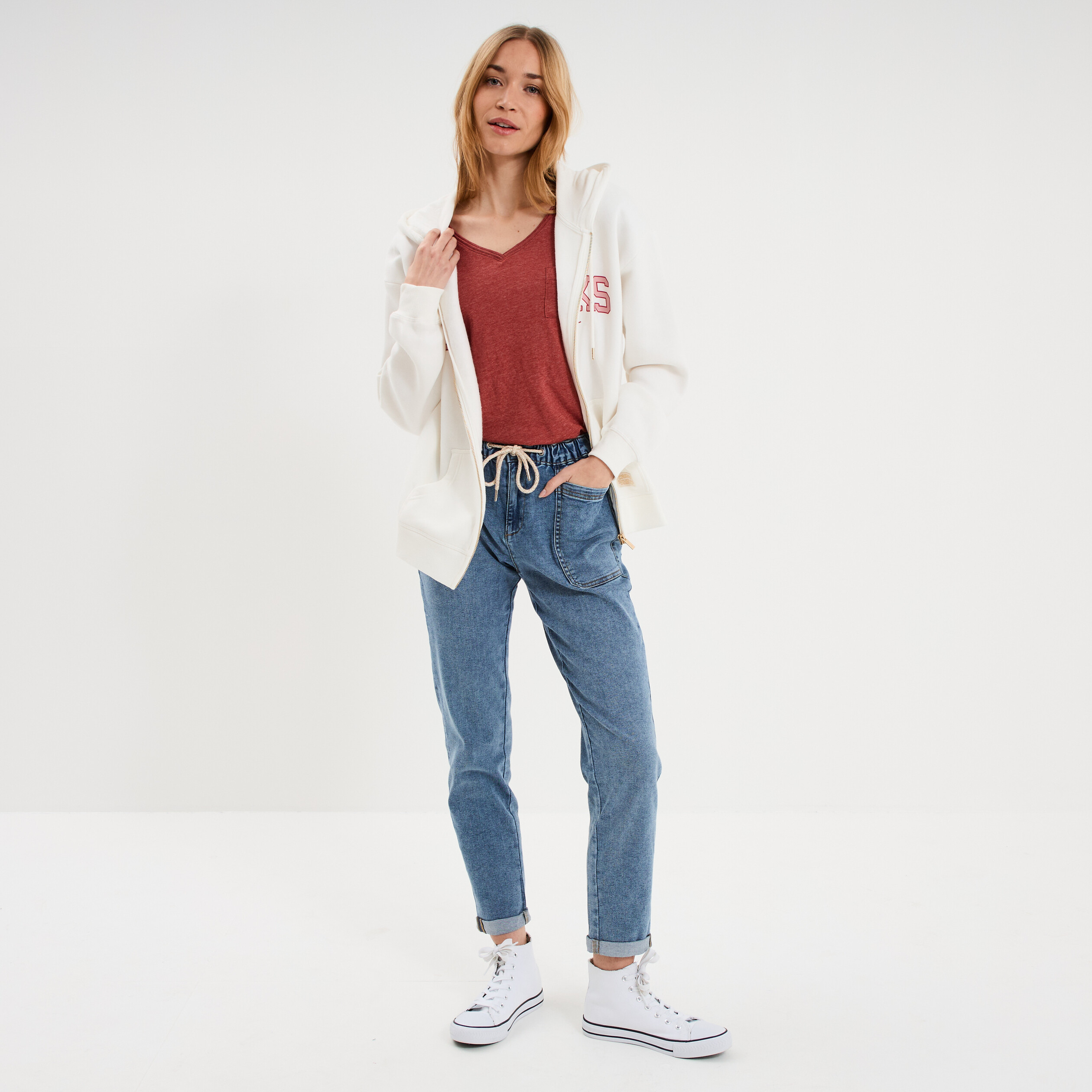 T-shirt col v poche poitrine rouge fonc&eacute; femme