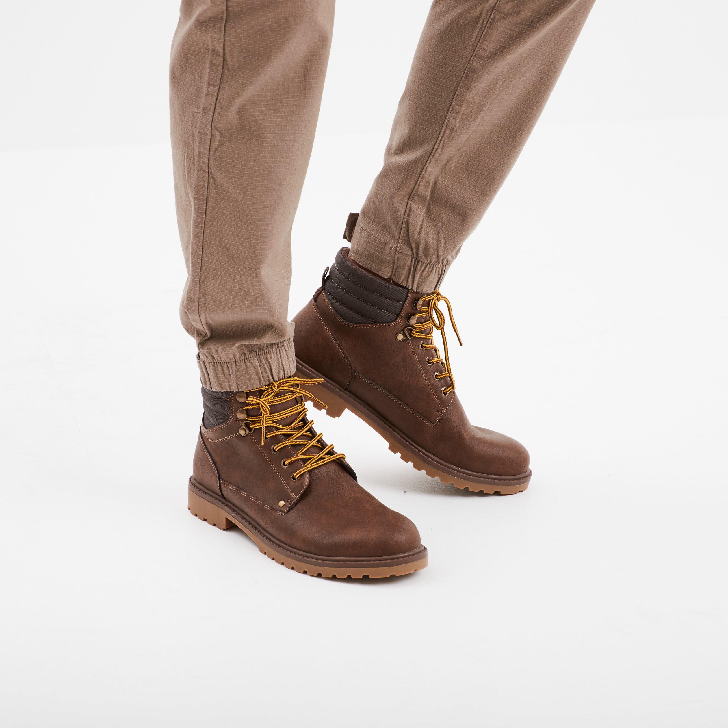 Bottines montantes crant&eacute;es &agrave; lacets marron homme