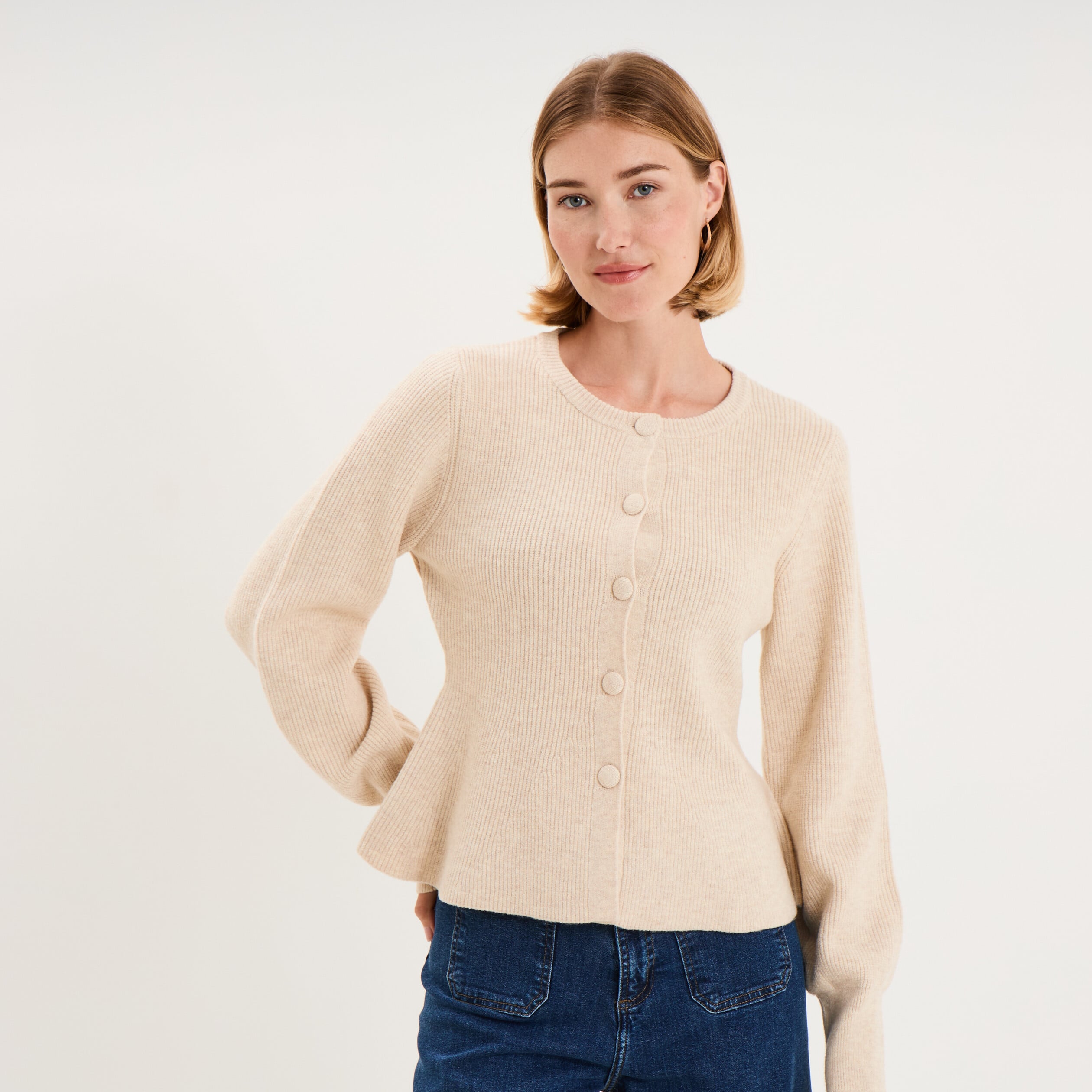 Gilet col rond boutonn&eacute; peplum ecru femme