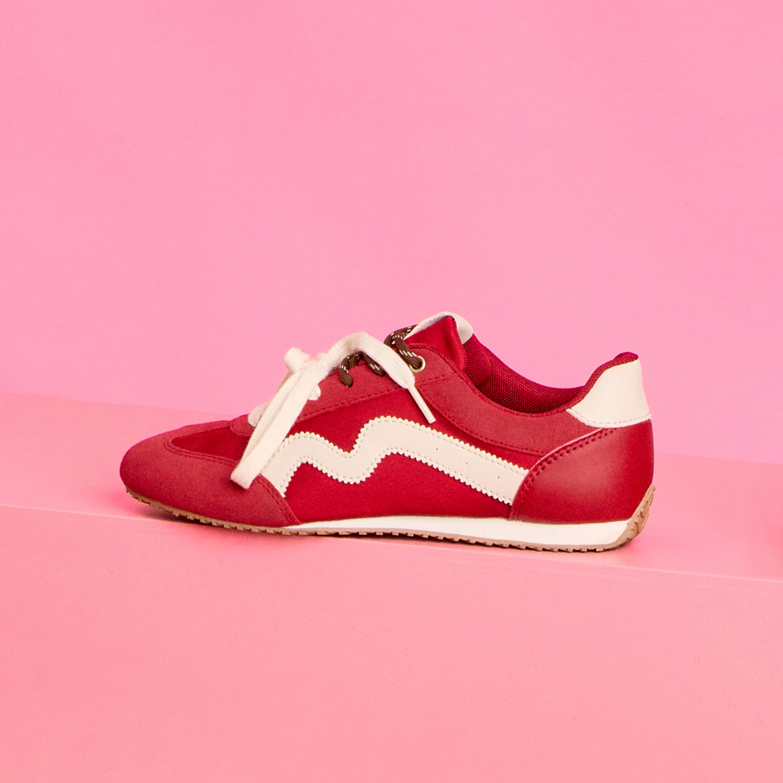 Baskets &agrave; lacets doubles semelle fine rouge femme