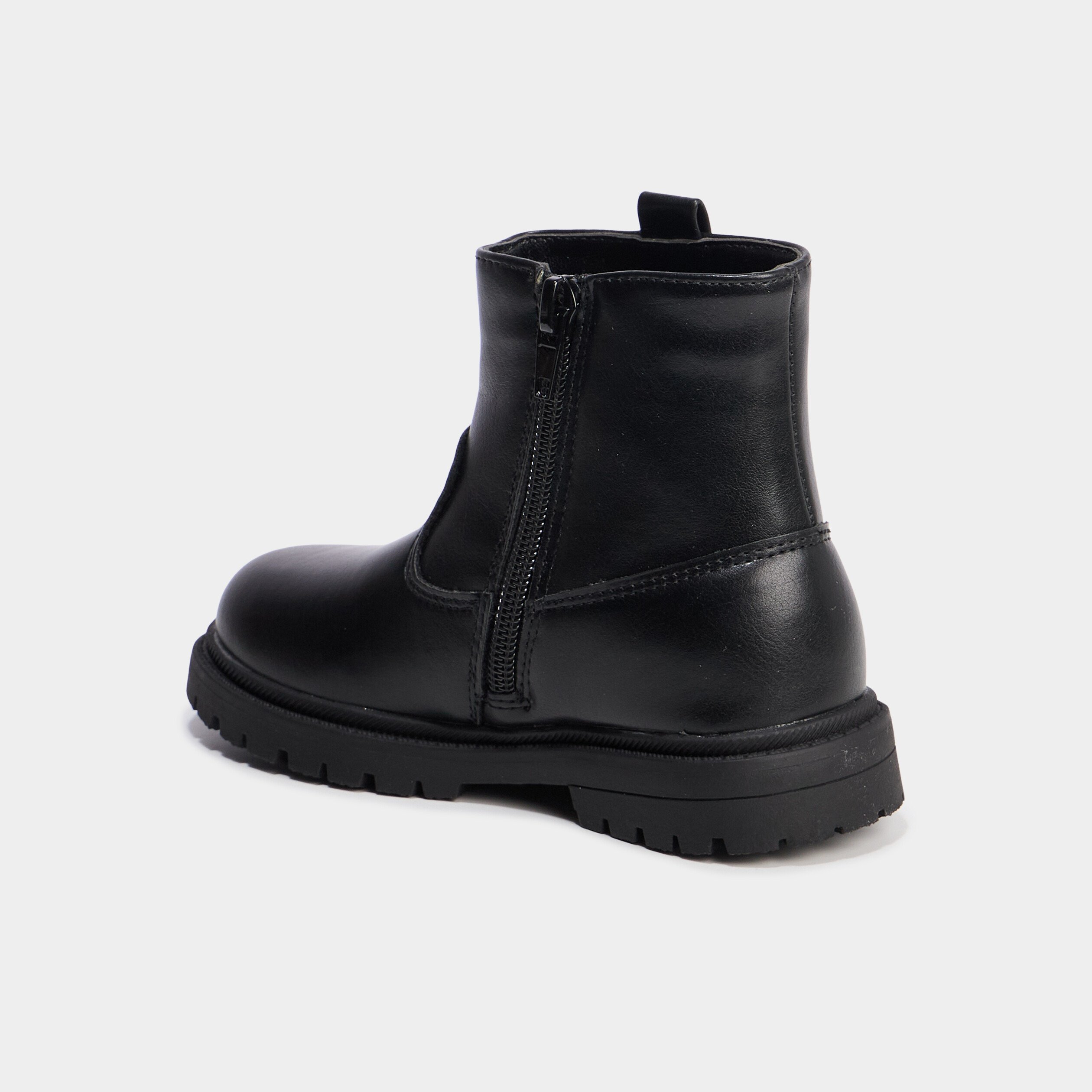 Bottines crantées avec clous coeurs noir fille