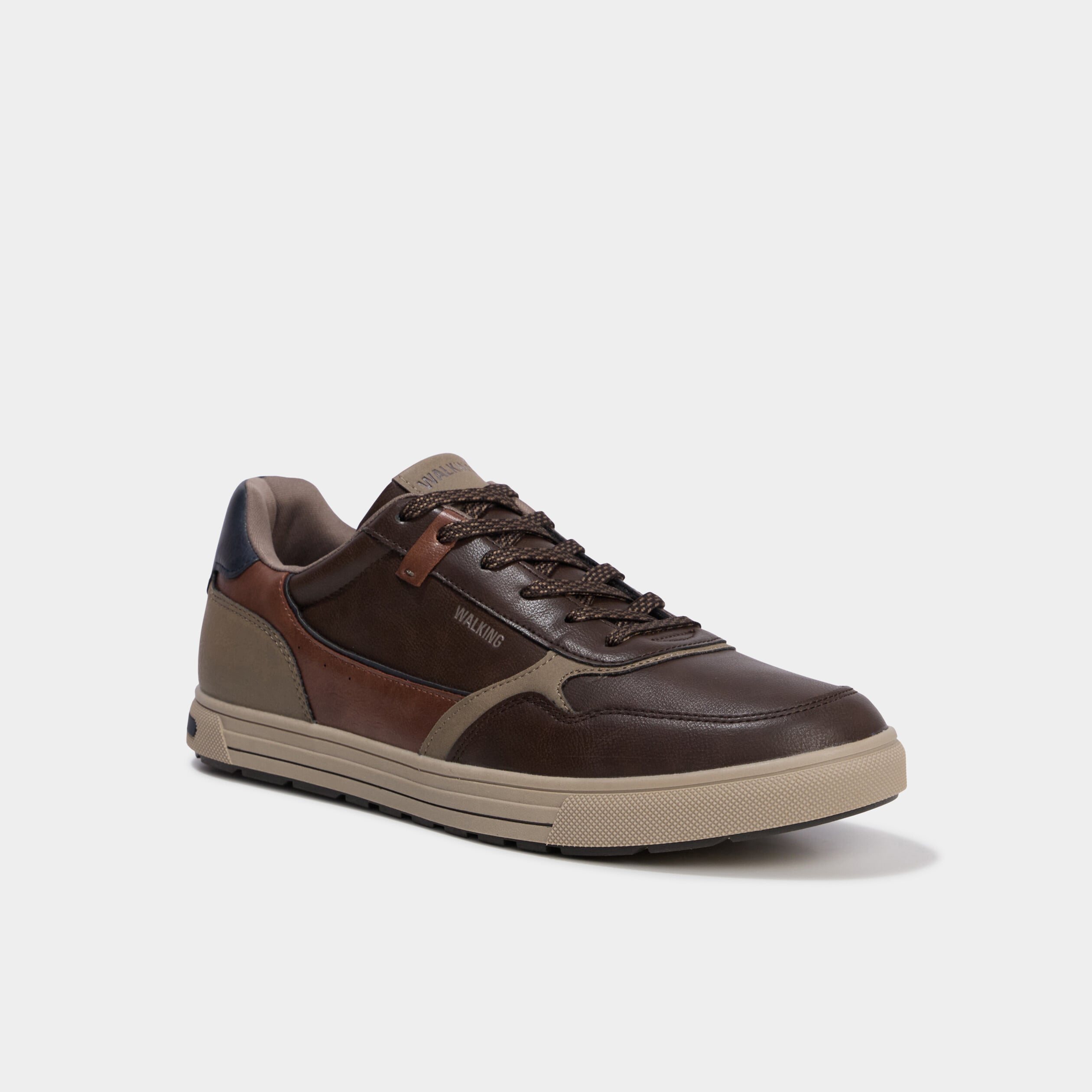 Baskets &agrave; lacets semelle plate bout rond marron homme