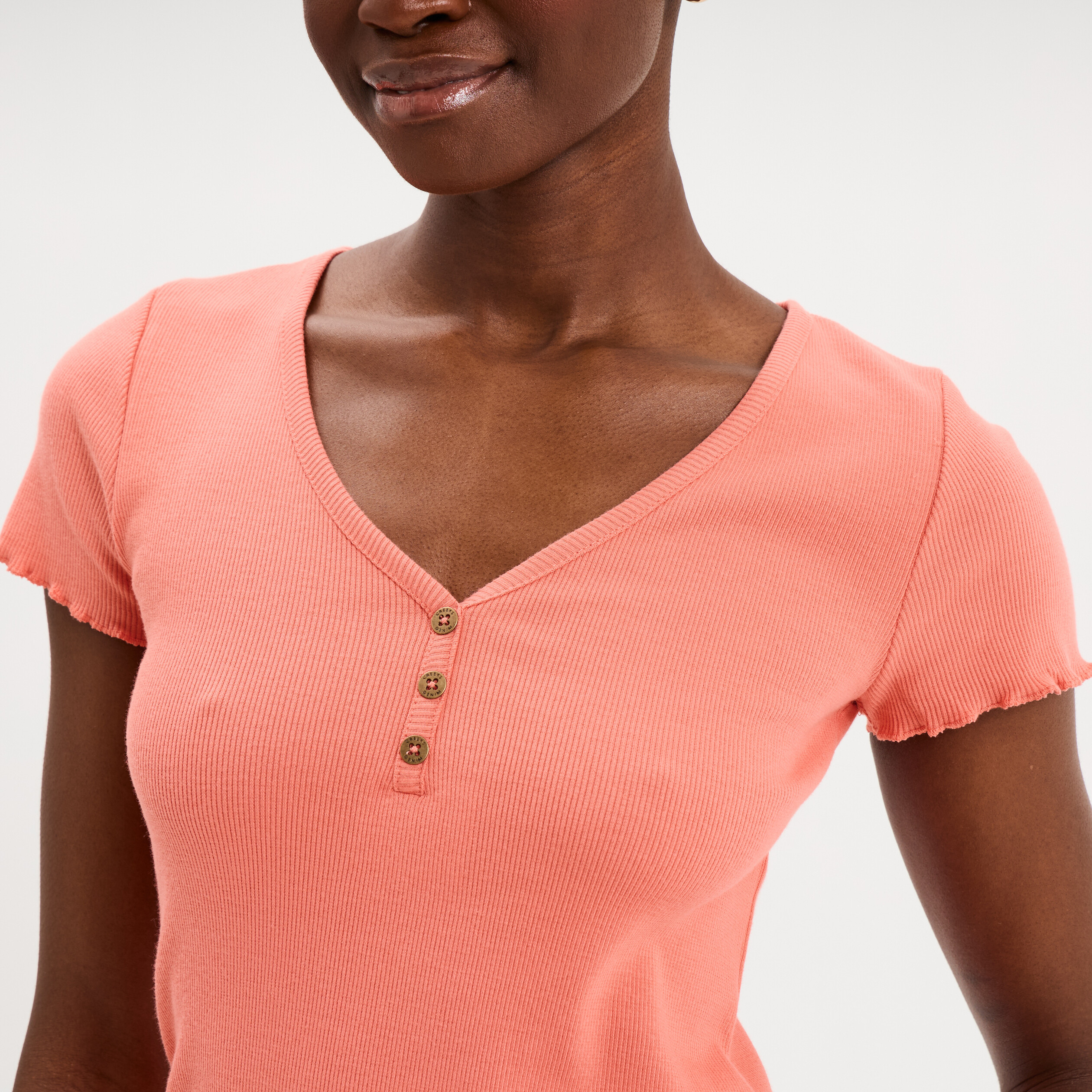 T-shirt ajust&eacute; col en V avec boutons vieux rose femme