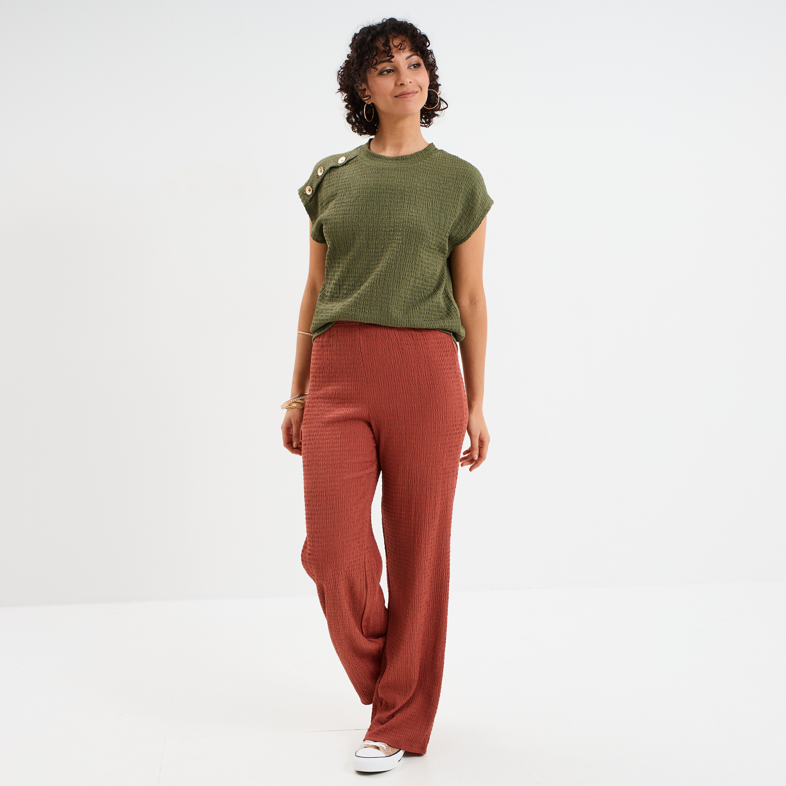 T-shirt gaufr&eacute; col rond avec boutons vert kaki femme