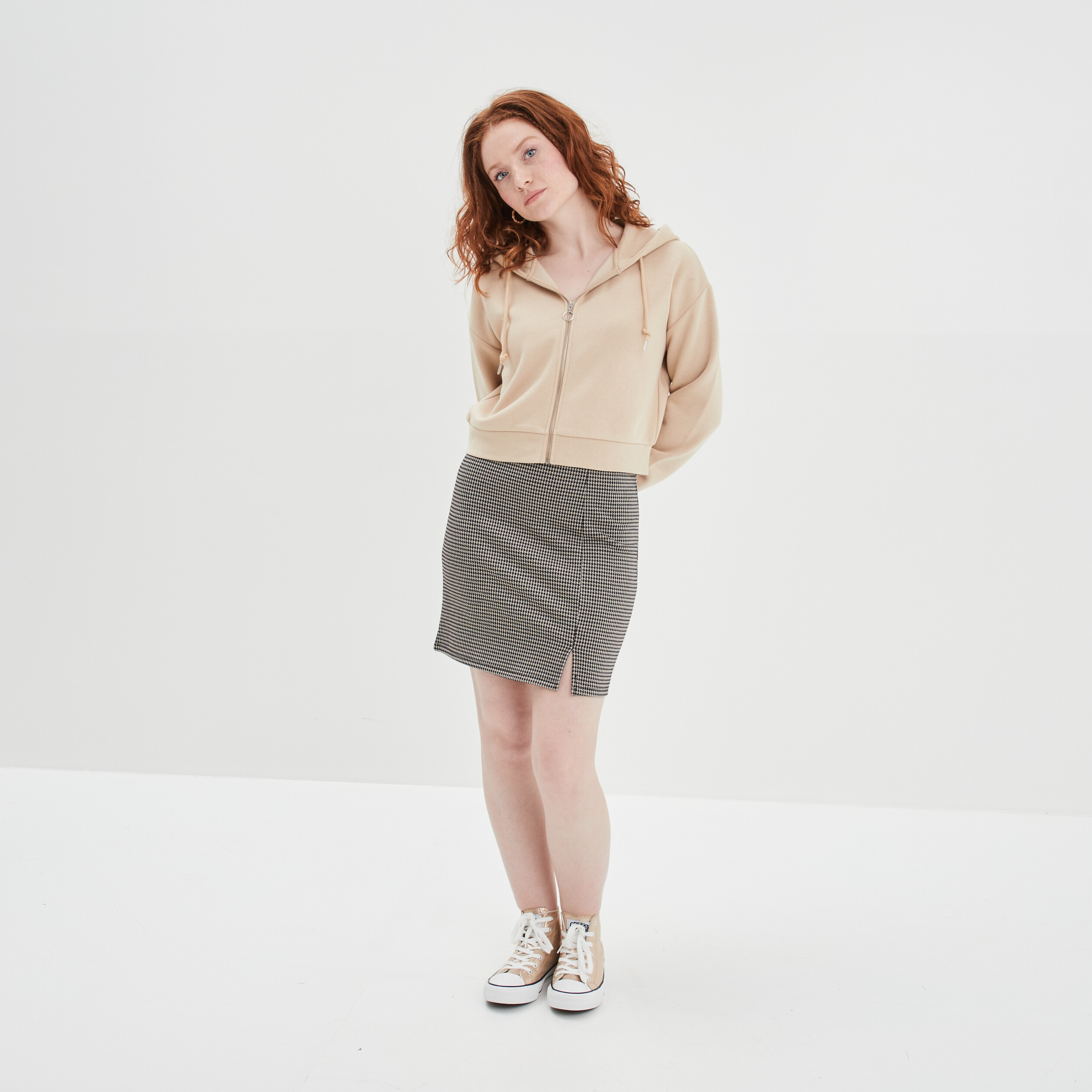 sweat zippe a capuche court sable femme Sweat zippé à capuche court sable femme