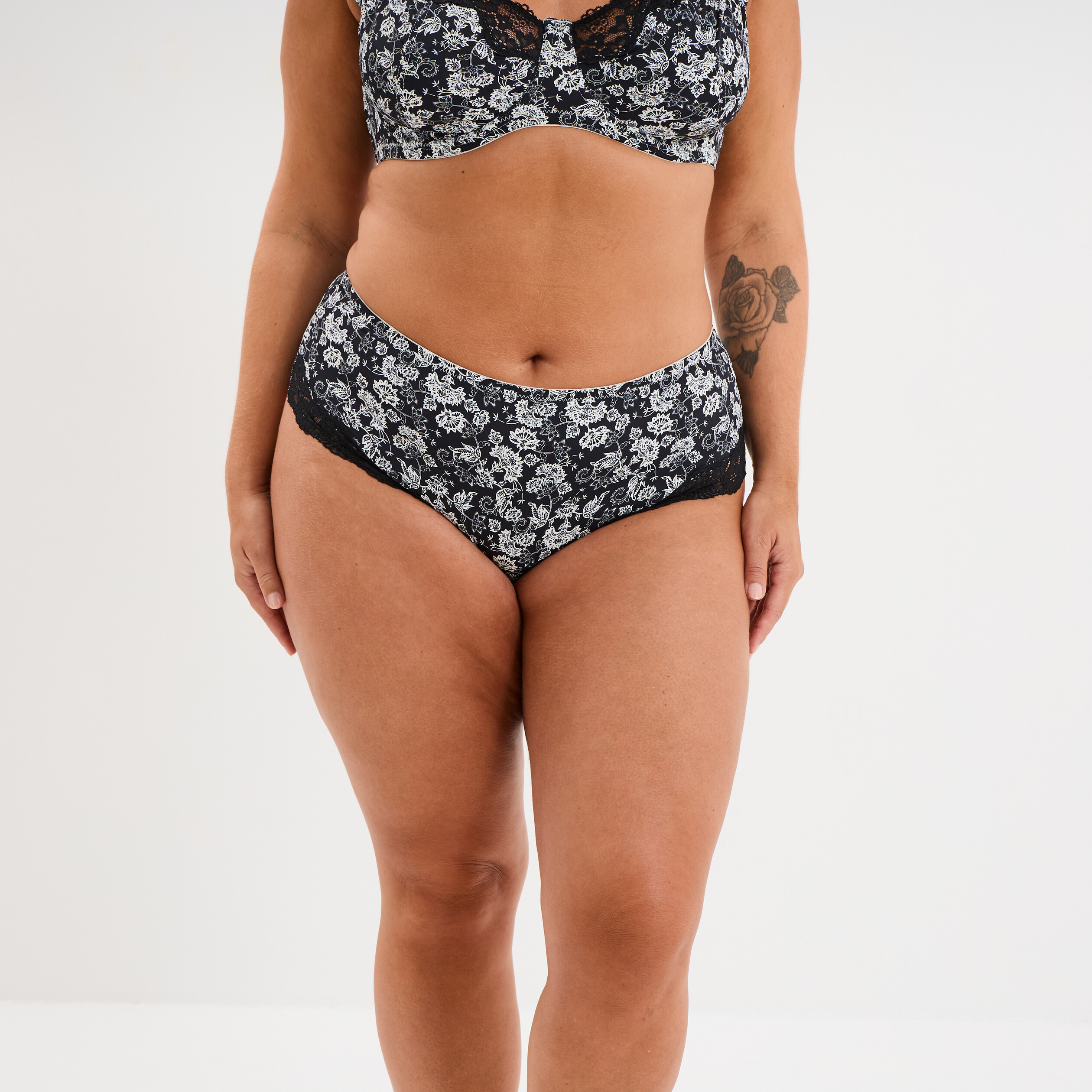 Shorty microfibre empi&egrave;cements dentelle noir femme grande taille