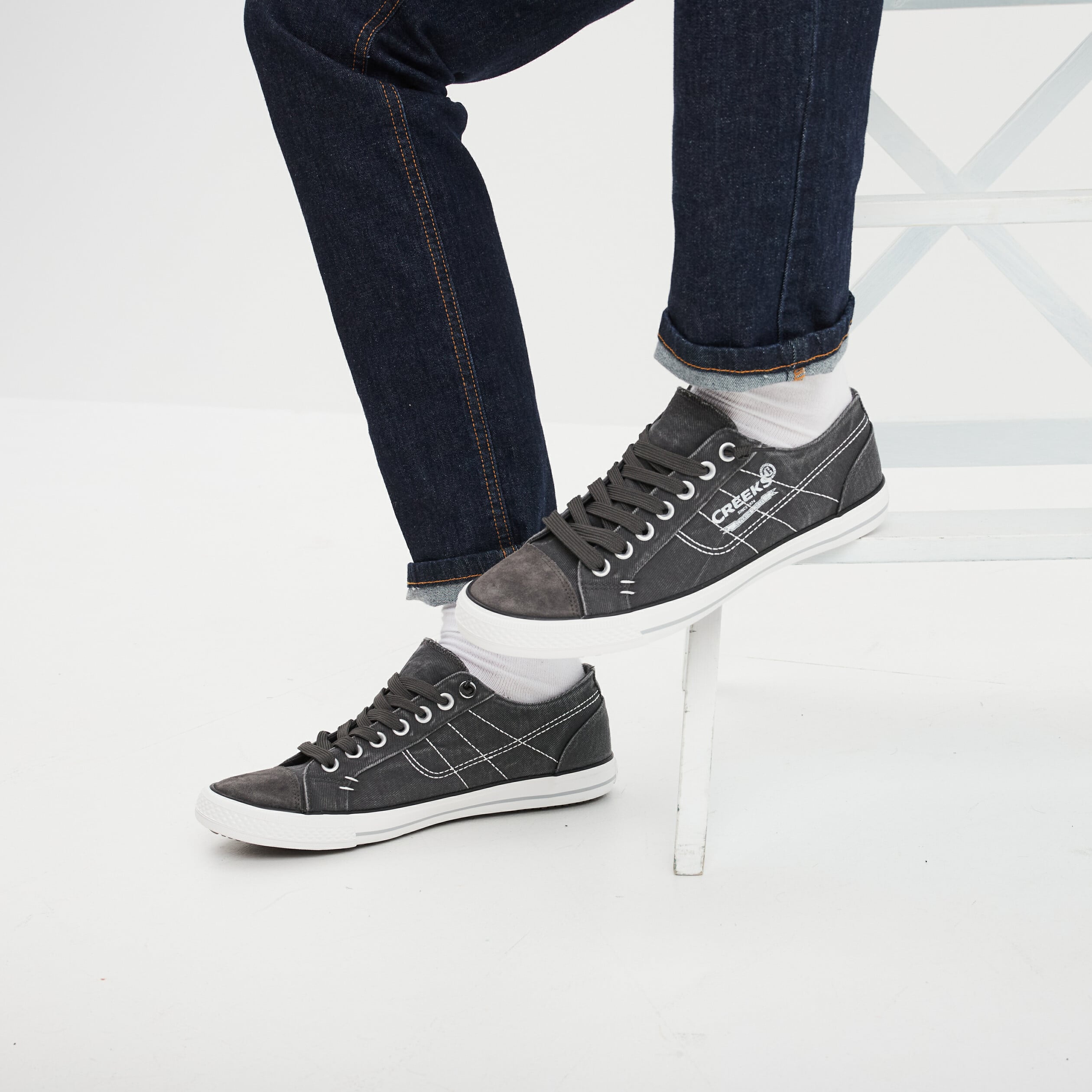Baskets basses en toile &agrave; lacets gris homme