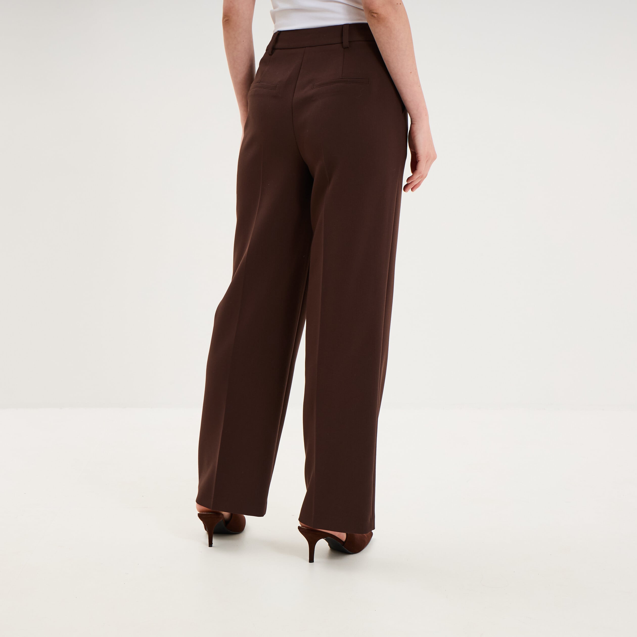 Pantalon droit effet cr&ecirc;pe &agrave; pinces marron fonc&eacute; femme